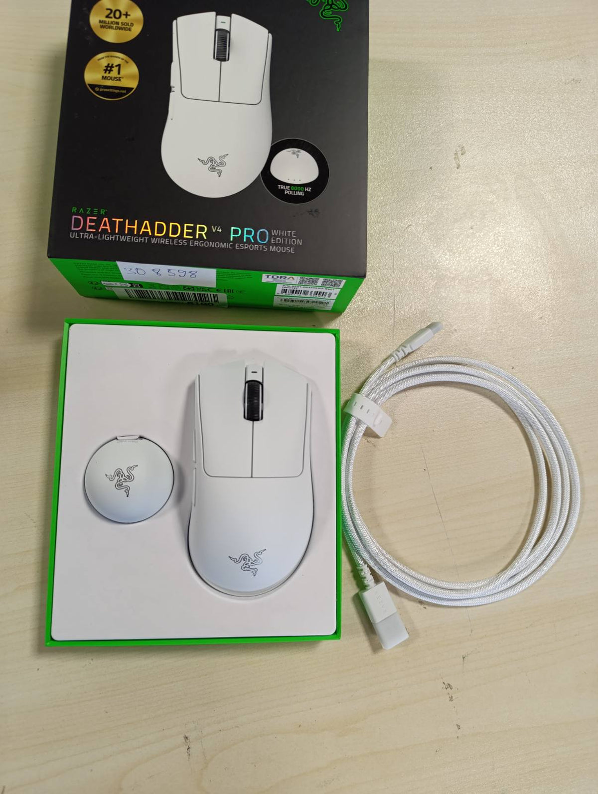 308598 - RAZER DEATHADDER V4 PRO - Maus elektronik pa tel, ergonomik, ultra i lehtë - 57g - 2.4 GHz Hyperspeed - Sensor Focus Pro 45K - 8K Hz Polling - Çelësa optikë Gen-4 - PC/Mac | E bardhë