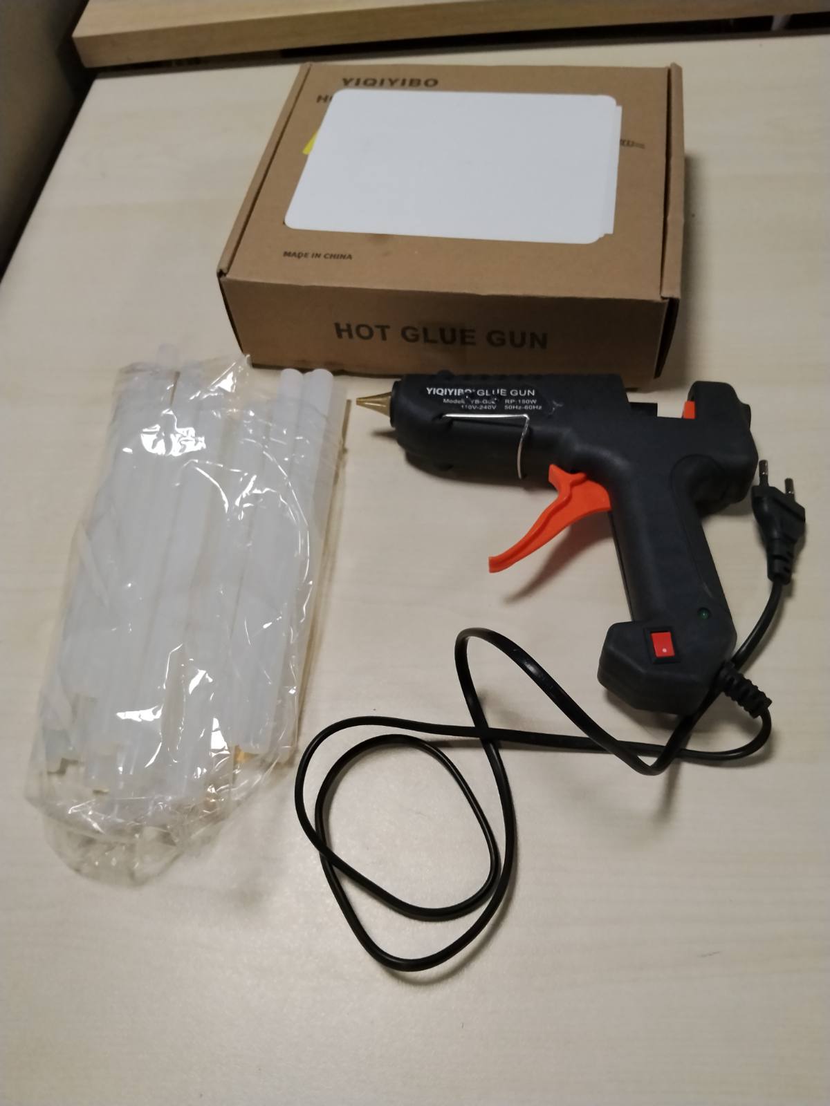 314580 - YIQIYIBO Pistoletë Ngjitëse e Nxehtë 150W me 20 Shkopinj Ngjitës (11 x 200 mm), për Artizanate dhe Riparime