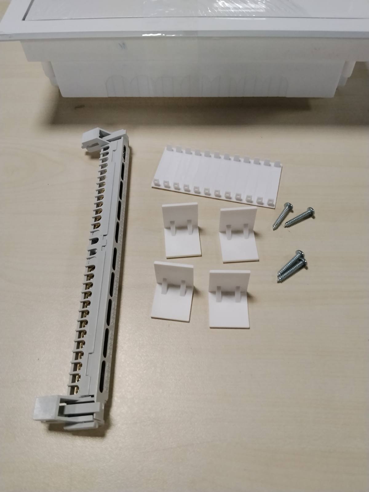 312928 - KUTI SIGURESASH REV e montuar në rrafsh - 2 rreshta, 24 module, 379x341x105 mm, 400V, e bardhë