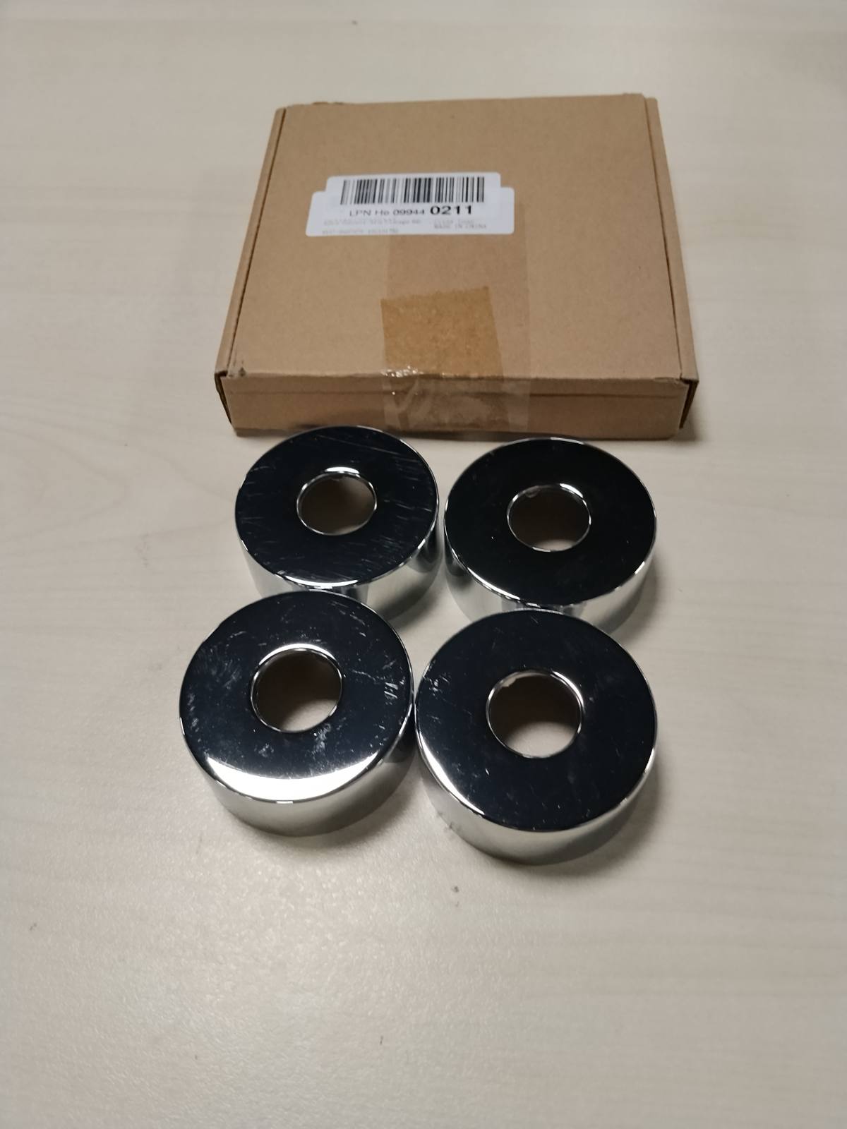 335303 - Flanxhë krahu dushi, 4 copë, 60mm/2.4" OD, Pllakë mbuluese hidraulike çeliku inox, për tub uji 21mm/0.8", ngjyrë argjendi