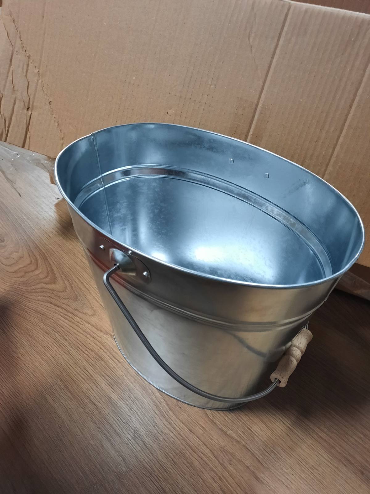 314191 - FIREFIX 2088/1 Kovë shumëfunksionale, kapacitet afërsisht 12.5 litra, me kapak dhe dorezë druri, fletë çeliku e galvanizuar, 340 x 230 x 300 mm (Gj x Th x L)