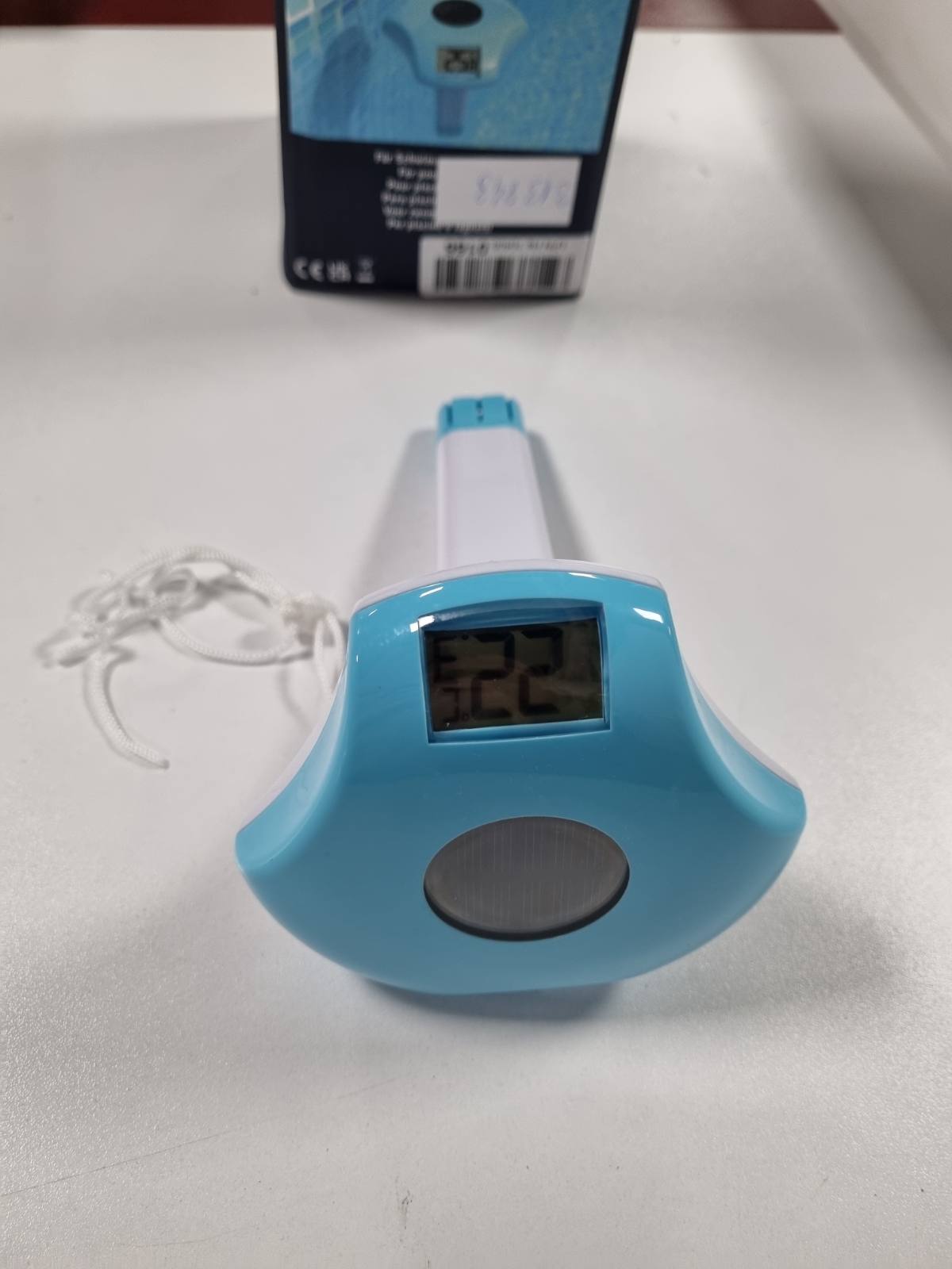 313843 - TFA DOSTMANN Termometër dixhital pishine 30.2033.20, me energji diellore, lundrues me litar fiksues, matës i temperaturës së ujit, ngjyrë e bardhë-bruz