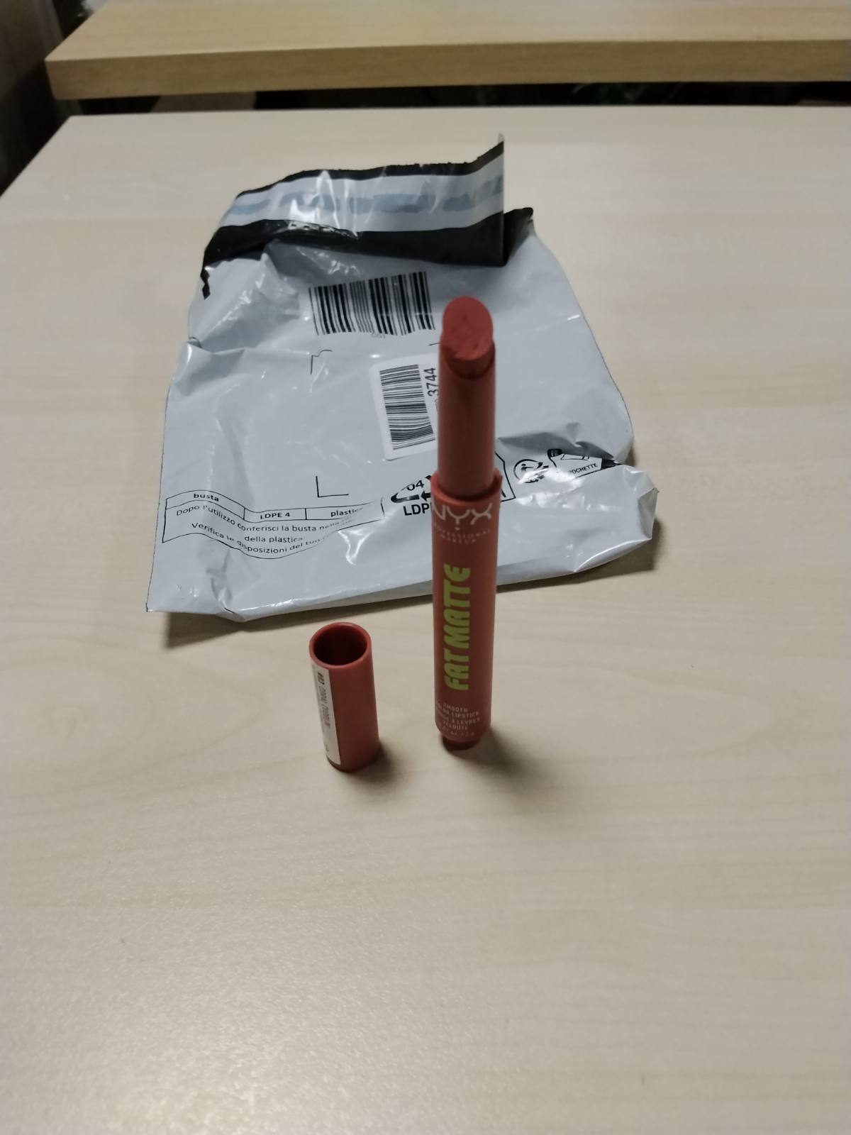 308140 - NYX PROFESSIONAL MAKEUP Buzëkuq Fat Matte Smooth Color, përfundim i butë-mat, ngjyrë intensive, formulë e lehtë vegane, nuanca: Coral Cuddlin