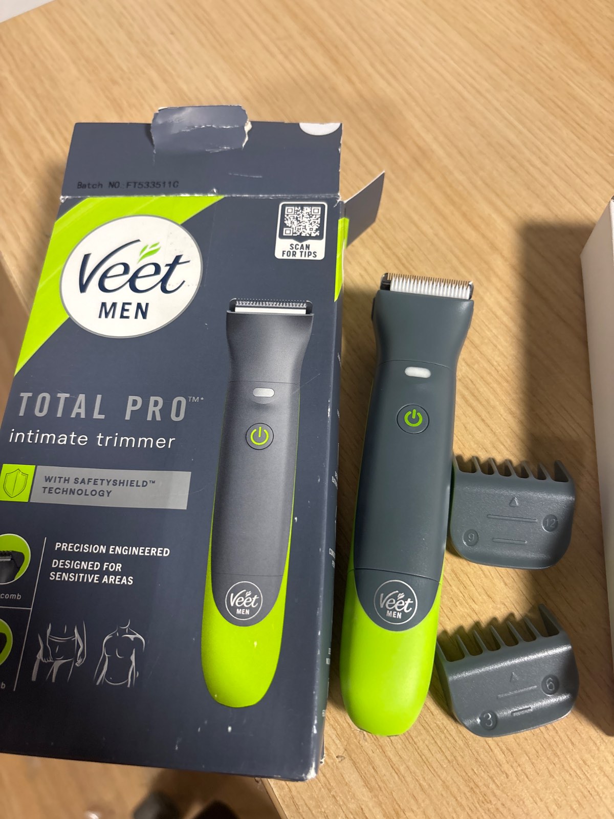 336032 - VEET - Makinë prerëse intime për meshkuj TOTAL PRO, brisk elektrik, 1 kokë për zonën intime dhe trupin, 2 krehëra udhëzues, pa tel