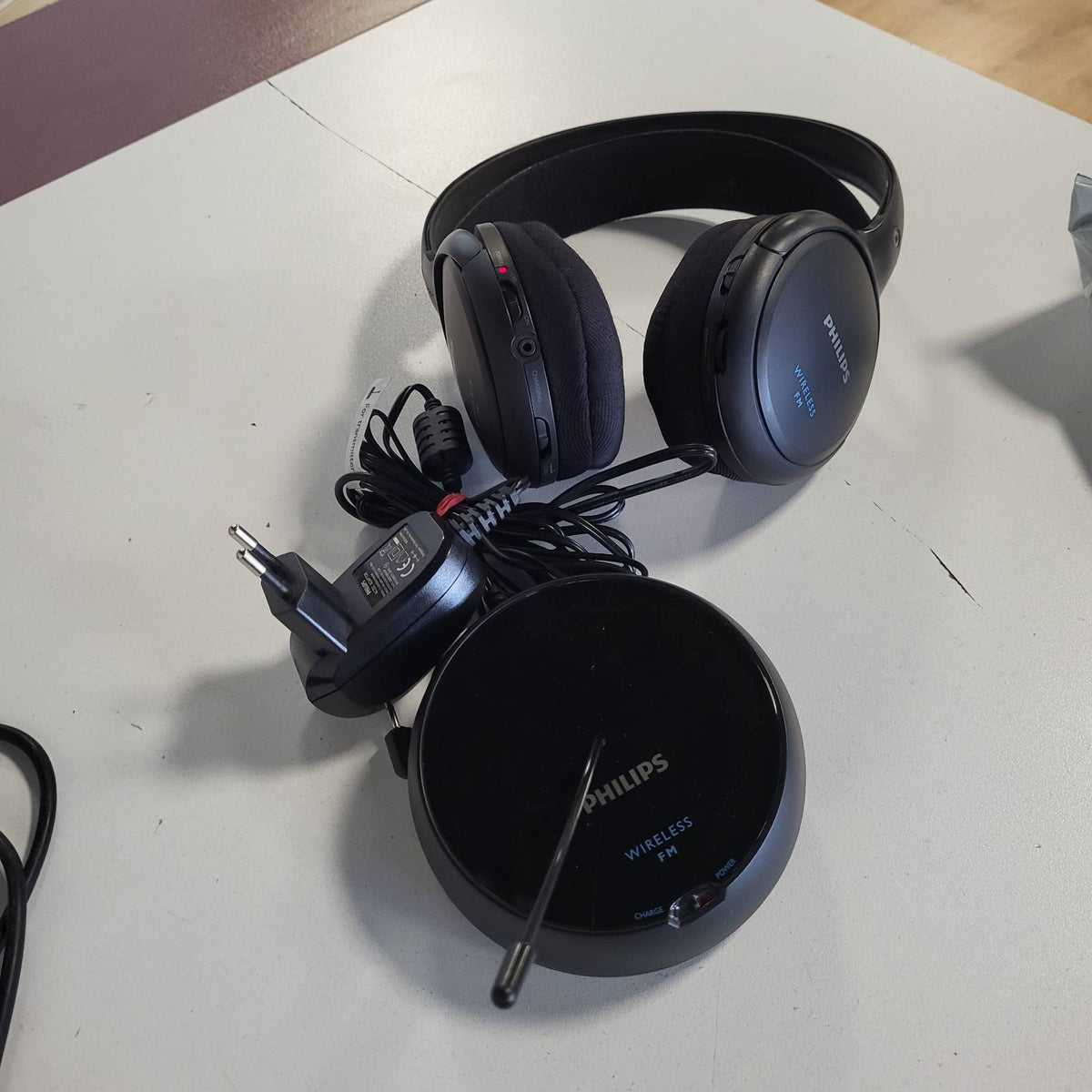 295696 - Kufje për TV pa tel Philips Audio SHC5200/10, Kufje HiFi (në vesh, altoparlant 32 mm, Transmetim FM pa tel, Dizajn ultra i lehtë dhe i rehatshëm, Plotësisht i rikarikueshëm), të zeza