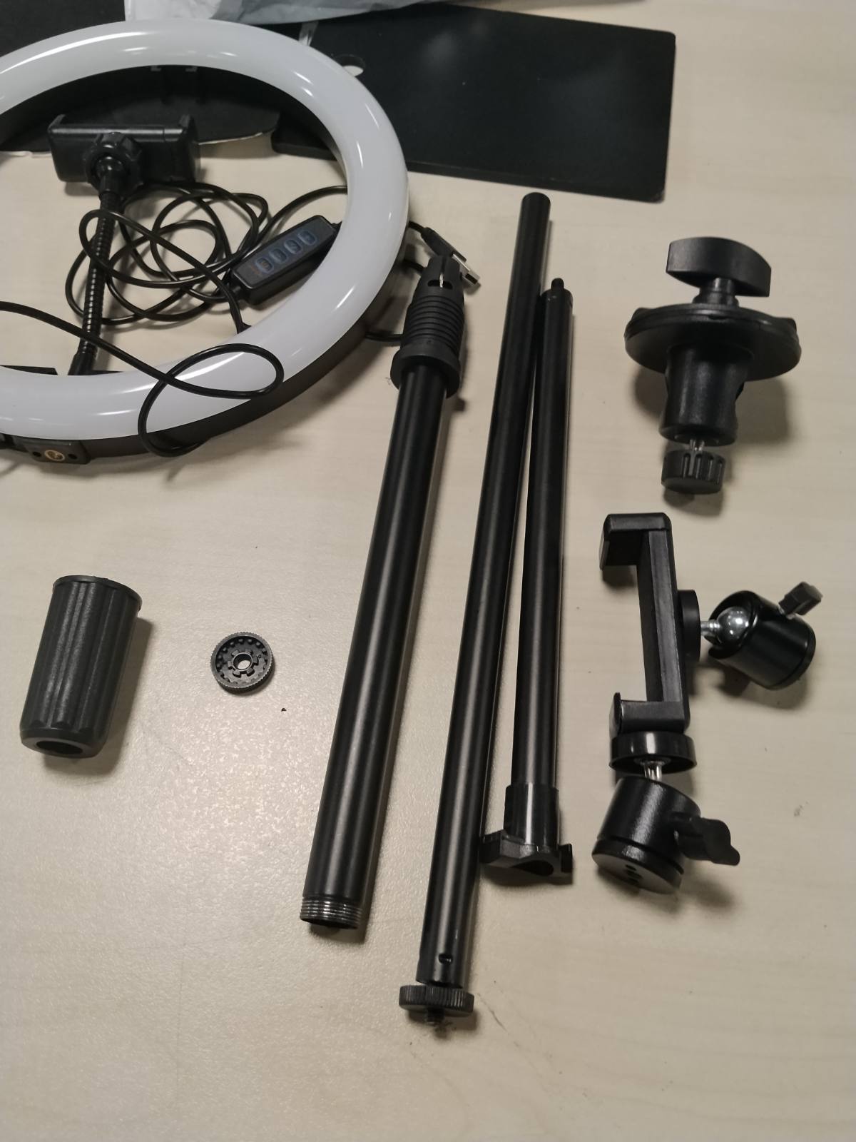 295930 - Dritë UNAZORE LED 10 inç, trekëmbësh për telefona celularë, dritë tavoline me errësim për regjistrime video, e përputhshme me telefonat inteligjentë