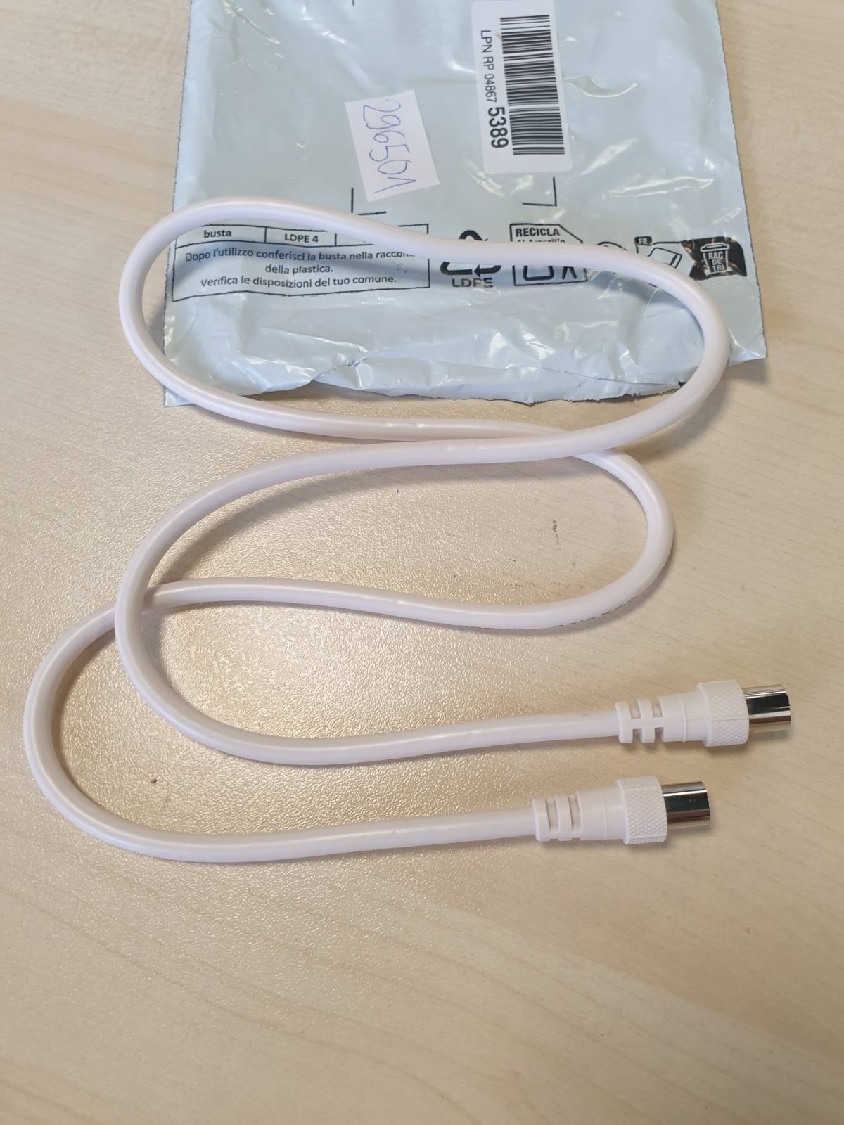 296501 - TELESTAR Kabllo antenash IEC – 1.0 m, lidhës koaksial mashkull në prizë koaksiale femër, e bardhë