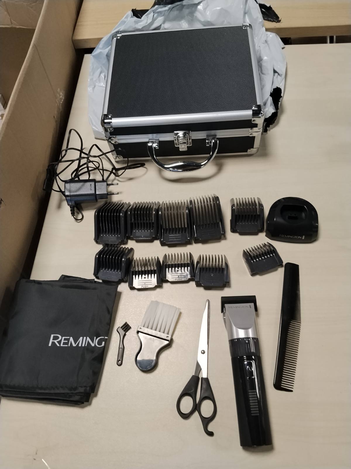 300422 - REMINGTON Makinë prerëse flokësh profesionale me tehë qeramike vetëmprehëse 0.8-40 mm, rregullim preciz, Set prerësish flokësh (10 krehëra, funksionim me rrjet/bateri, litium, kuti alumini, pelerinë berberi) HC5811