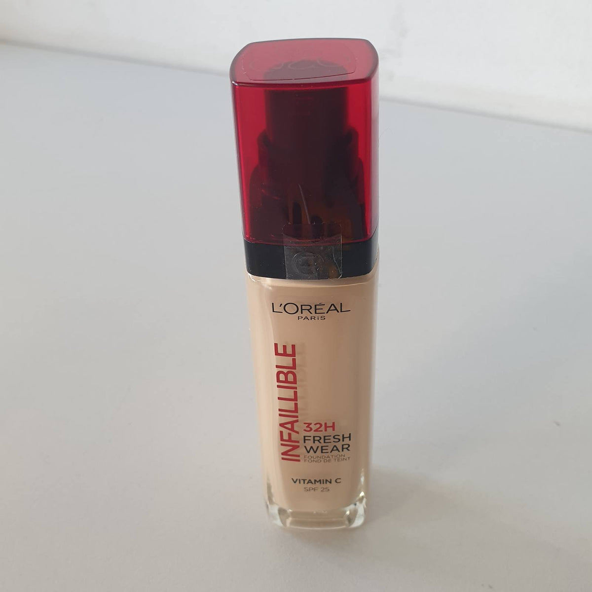 301057 - L'ORÉAL PARIS Fondatinë e lëngshme Infaillible 32H, mbulim afatgjatë, SPF25, formulë hidratuese, ngjyra: 20 Ngjyrë e fildishtë.