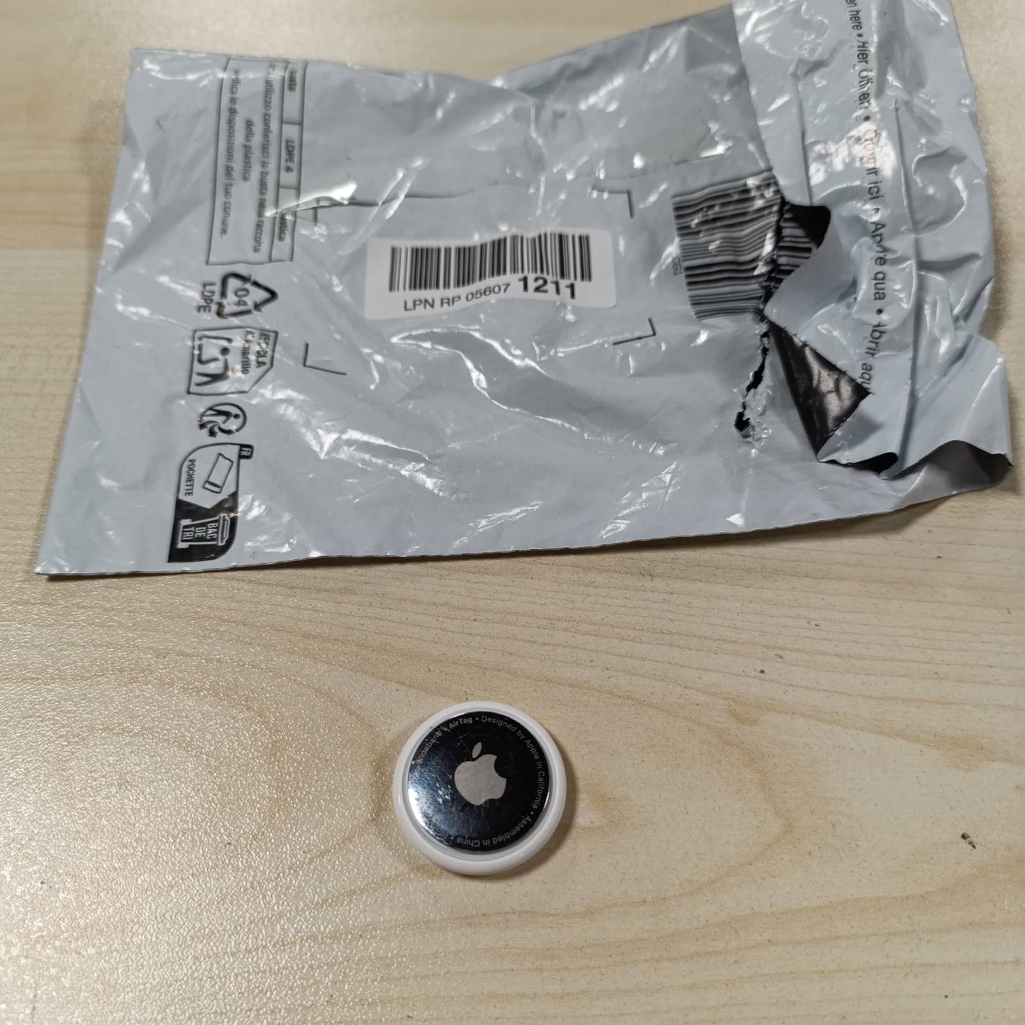 266511 - APPLE AIRTAG, Gjurmoni çelësat, portofolin, bagazhet, çantën e shpinës, Bateri e zëvendësueshme, Rezistent ndaj ujit, Konfigurim me një prekje me iPhone ose iPad.