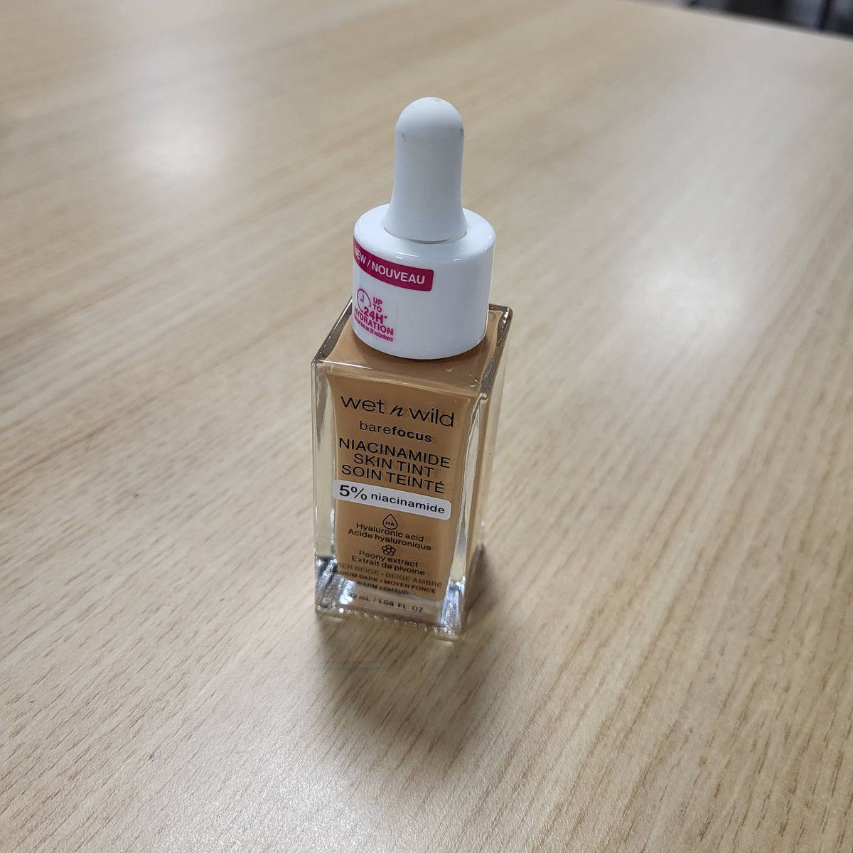 302575 - WET N WILD Bare Focus Niacinamide Skin Tint, Fondatinë e Lehtë, ngjyrë bezhë e gjelbër