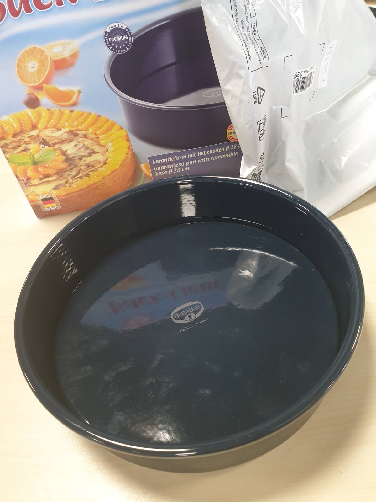 183332 - DR. OETKER Tavë Pjekjeje Kek Baking Love Ø 28 cm me Bazë të Lëvizshme, Material Smalt, Rezistent ndaj Prerjeve dhe Gërvishtjeve, me Buzë të Lartë për Kek dhe Tarta