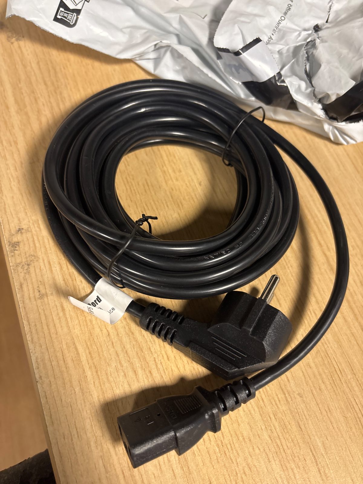 267275 - PREMIUMCORD Kabllo Energjie AA8230V 5m, Spinë Tokëzimi e Pjerrët në Prizën IEC C13, 3-polësh, e Zezë