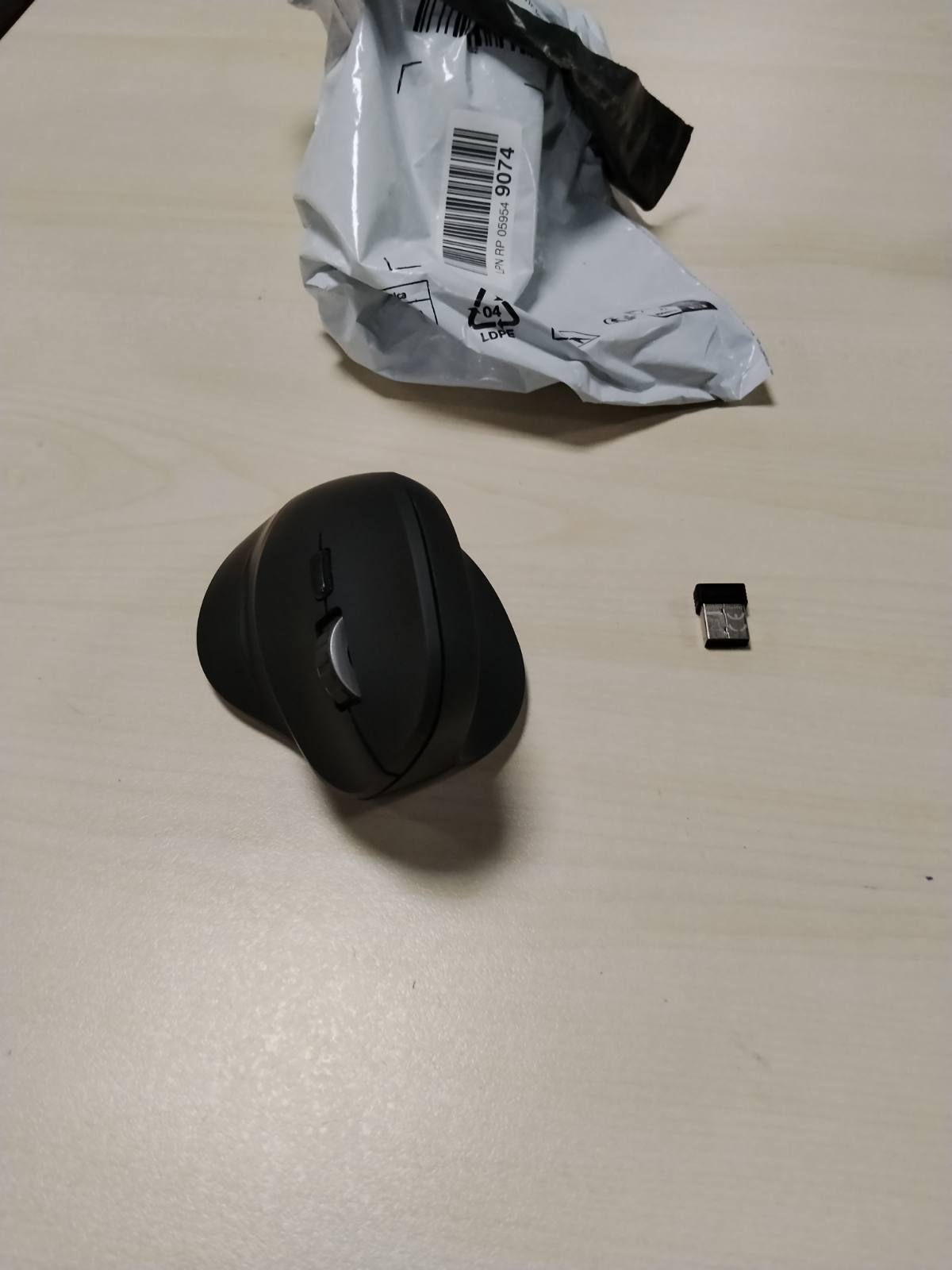 299654 - HAMA Maus pa tel ergonomik (maus vertikal, pa kabllo për përdoruesit me dorën e djathtë, sensor optik 1000/1400/1800dpi) i zi 00182699