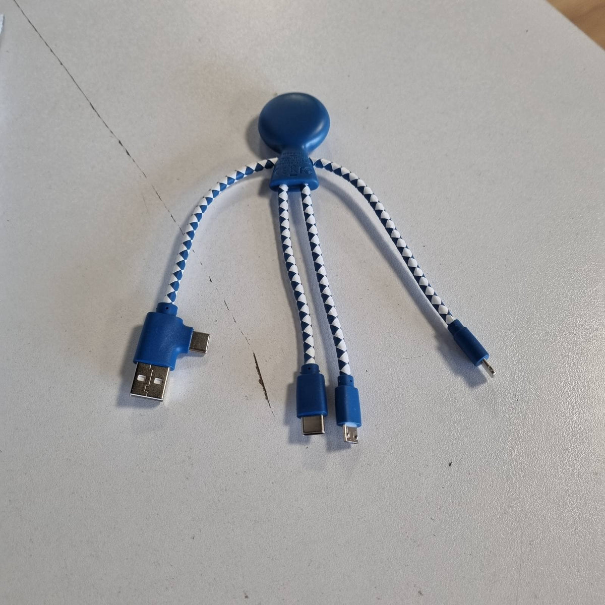 296229 - XOOPAR - KABLO MULTI USB OCTOPUS 4-NË-1 - KARIKUES UNIVERSAL PREJ PLASTIKE TË RICIKLUAR - LIDHËS USB-C, LIGHTNING, MICRO USB - I PAJTUESHËM ME TË GJITHË TELEFONAT INTELIGJENTË - MR BIO BLUE
