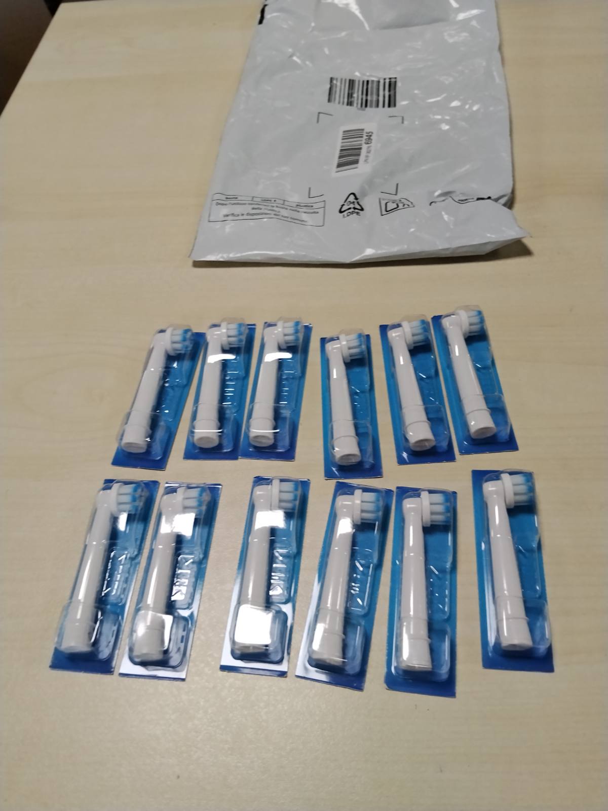 301912 - ORAL-B Koka Furçash Zëvendësuese PRO Sensitive Clean, të Bardha, Pako me 12 Furça