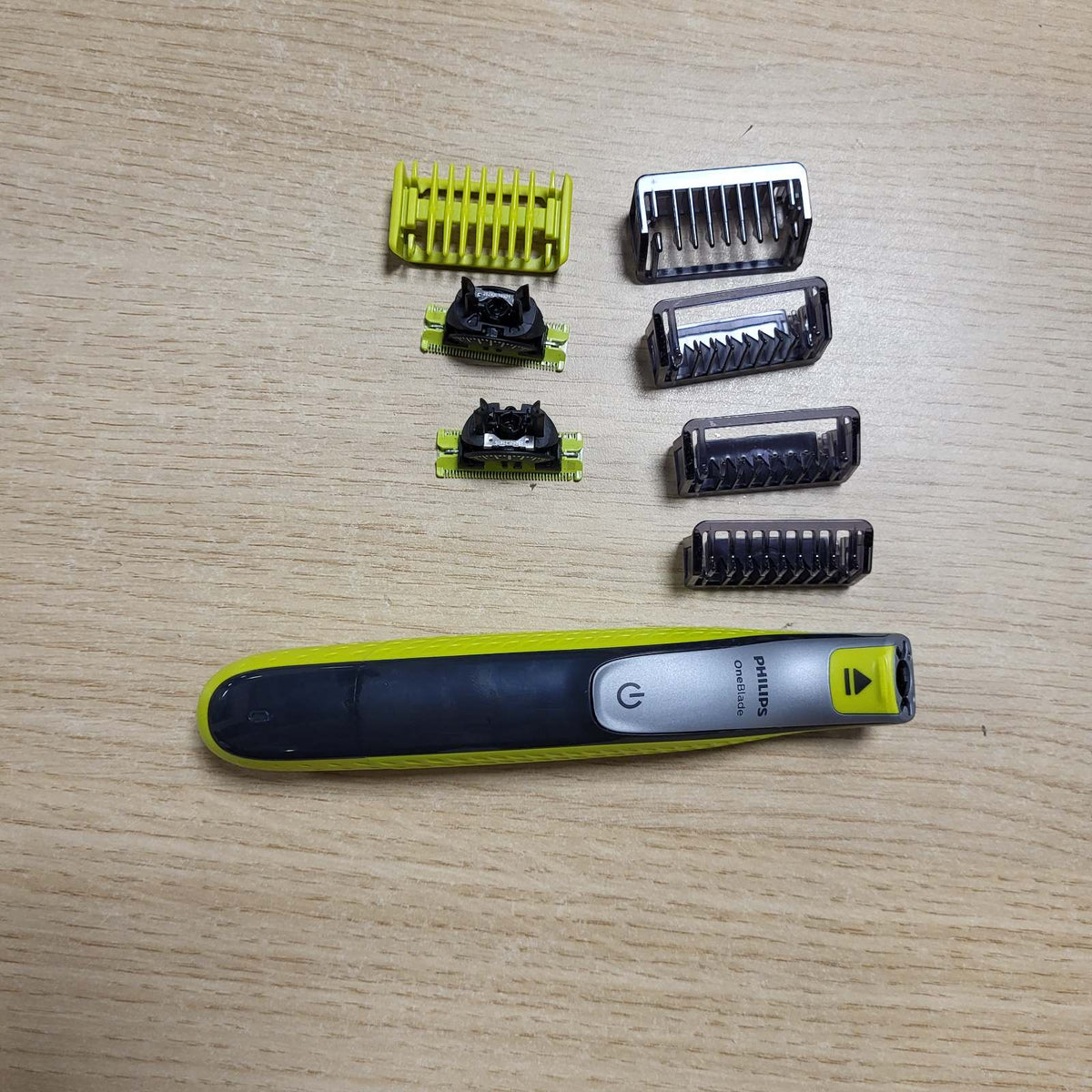 296825 - PHILIPS Makinë autentike për shkurtimin elektrik të mjekrës dhe fytyrës OneBlade 360, 3 tehe 360, 4 krehër për qime (1, 2, 3, 5 mm), QP2834/31