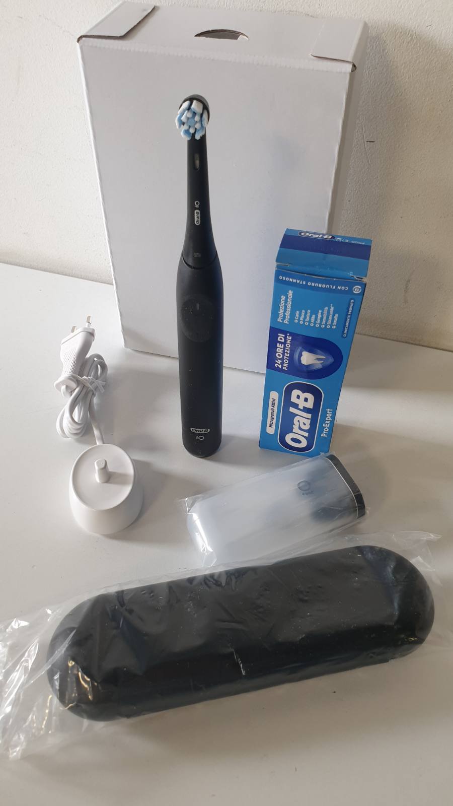 311154 - ORAL-B Furçë dhëmbësh elektrike e rikarikueshme iO 2, 1 furçë dhëmbësh elektrike, 1 kokë zëvendësuese, çantë udhëtimi, mbajtëse koke + 1 pastë dhëmbësh Oral-B Pro, ngjyra e zezë