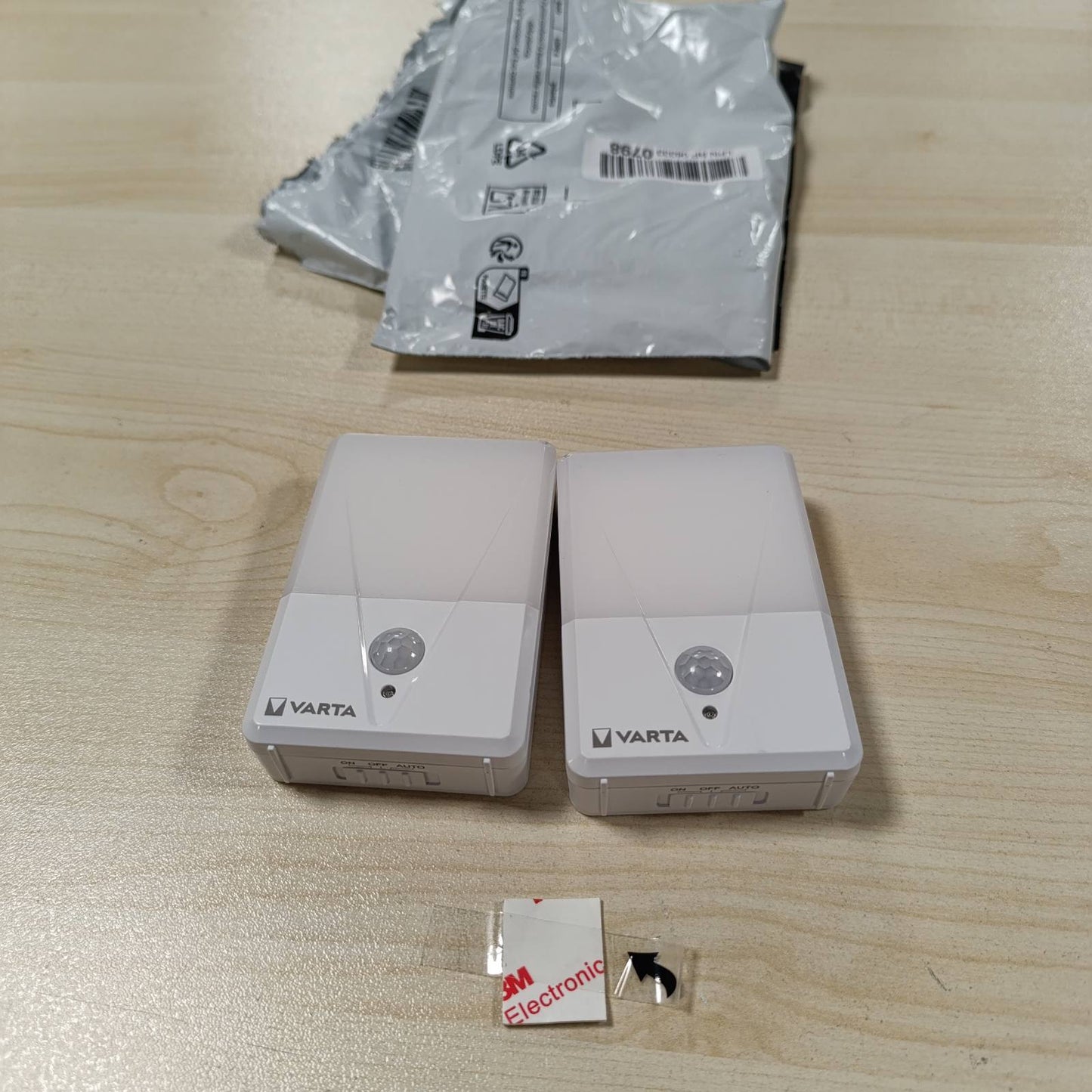 220570 - VARTA Dritë nate me sensor lëvizjeje LED, përfshin 3 bateri AAA, instalim i lehtë: vidë, magnet ose shirit ngjitës 3M, fikje automatike