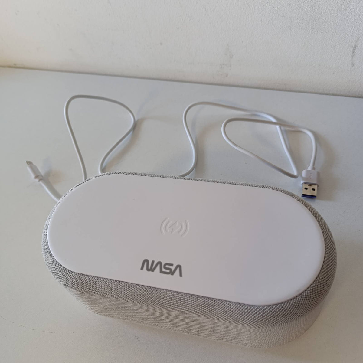 299294 - NASA SPC400 Orë me alarm, Altoparlant Bluetooth 2x5W, Karikim pa tel 15W, Dritë nate, Bateri litiumi, USB-C i përfshirë, Gri