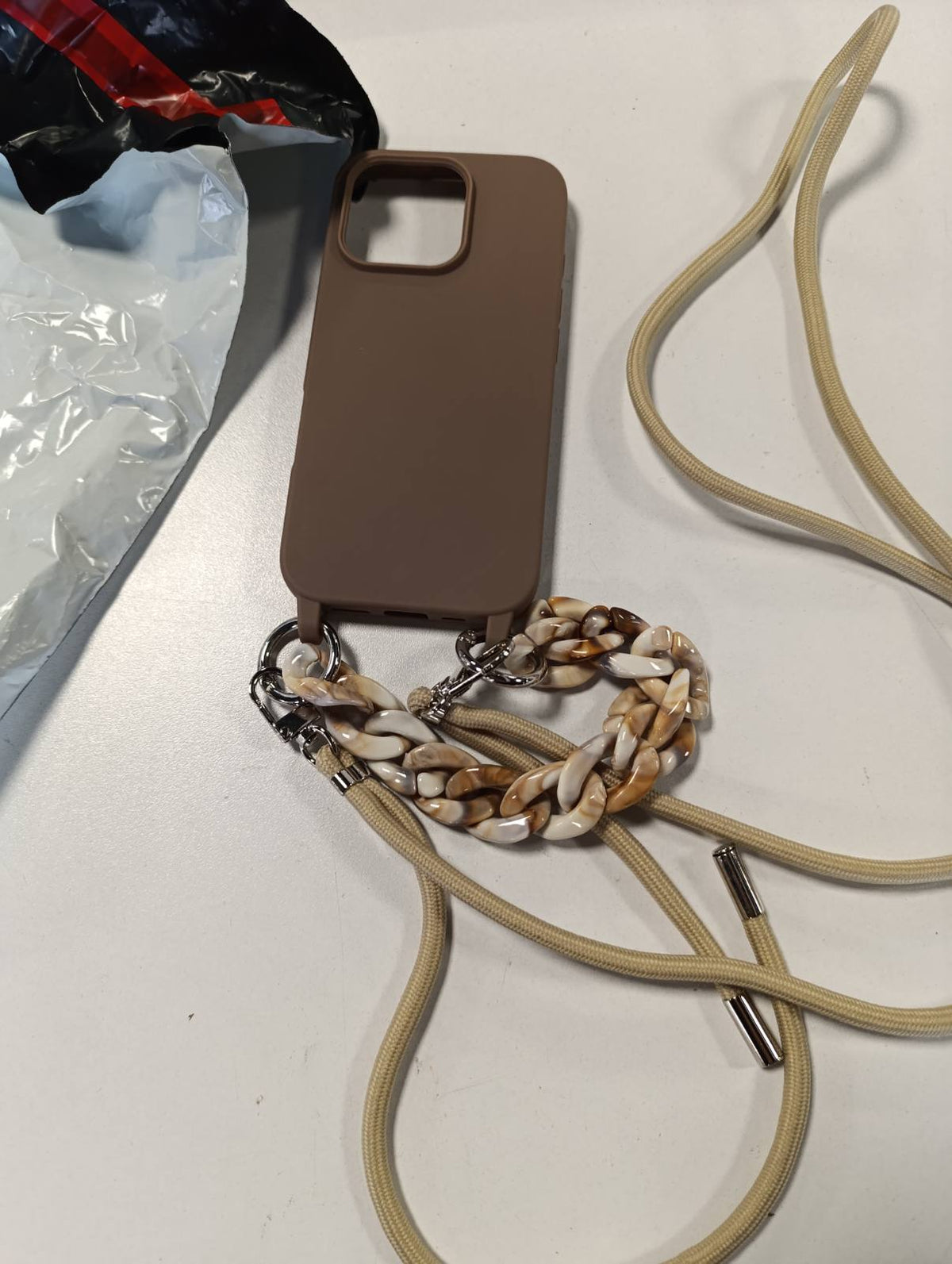 299992 - Mbrojtëse Galful për iPhone 16 Pro me Kordon Gjerdani, Byzylyk i Rregullueshëm, me 2 Rripa Shpate, Litar Gjerdani, Mbrojtëse e Hollë prej Silikoni TPU - Ngjyrë Kafe