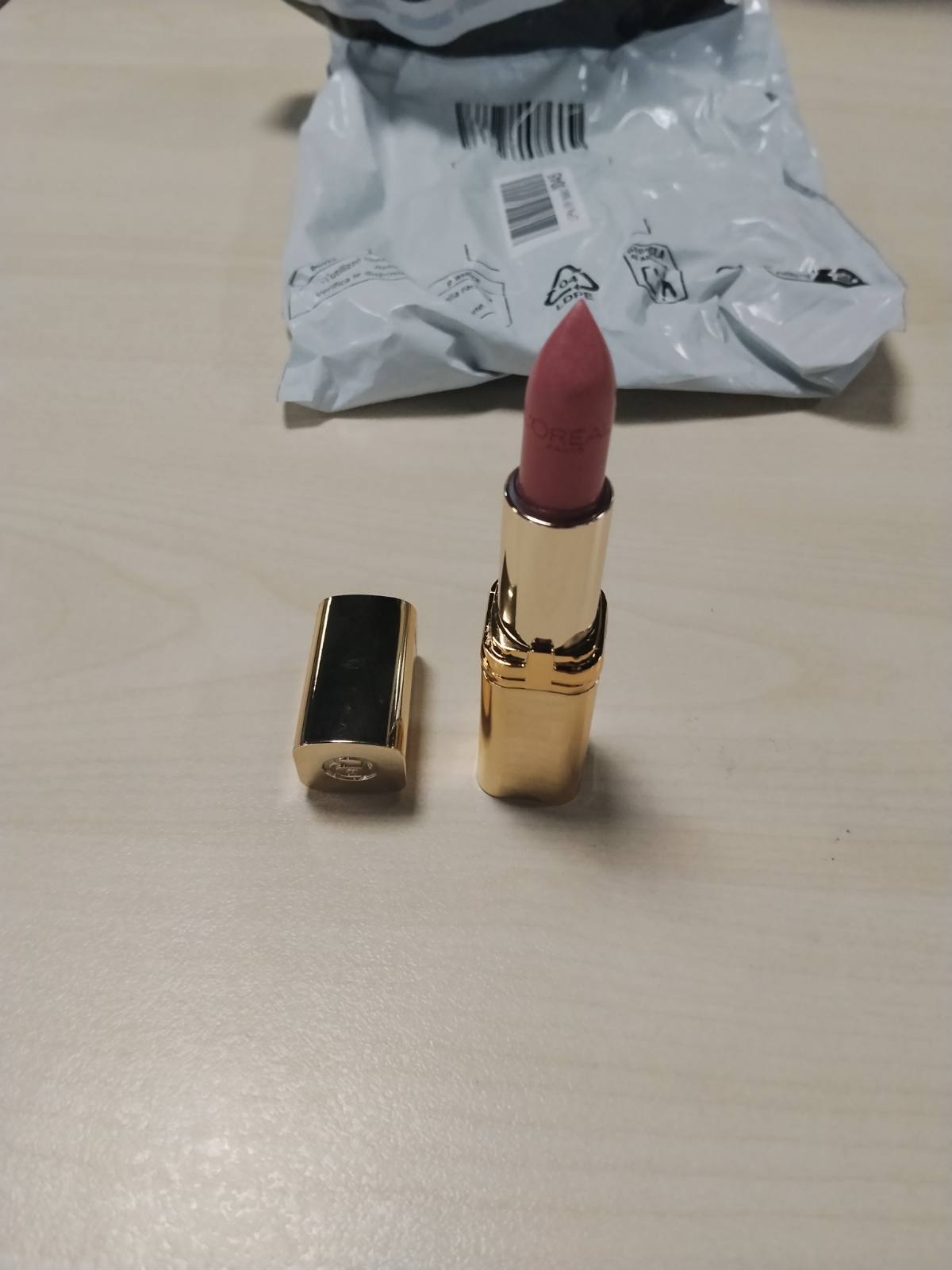 297374 - L'ORÉAL PARIS Buzëkuq ushqyes, Nr. 226 Rose Glance, 1 x 4.3 g, përfundim saten, vaj argani dhe vitaminë E