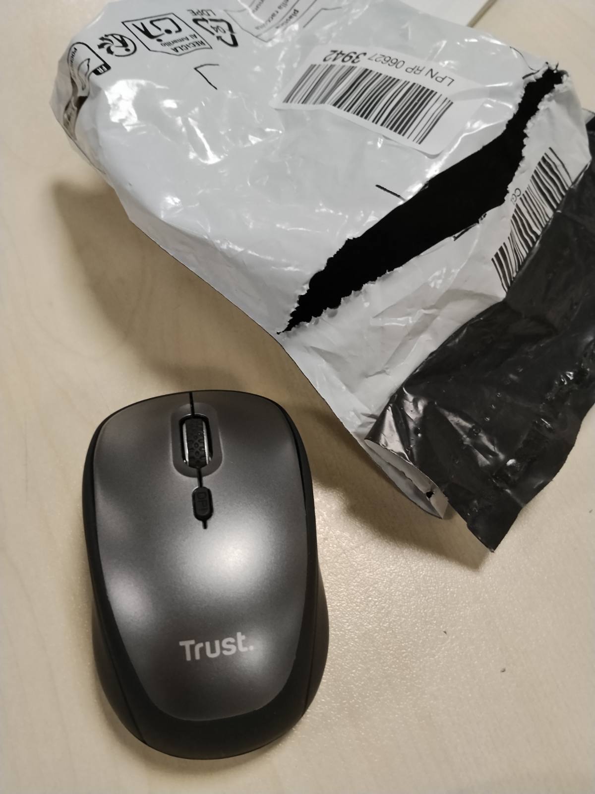 294514 - TRUST Maus pa tel Silent me bateri, 800-1600 DPI, 83% plastikë e ricikluar, për dorën e djathtë dhe të majtë, i zi