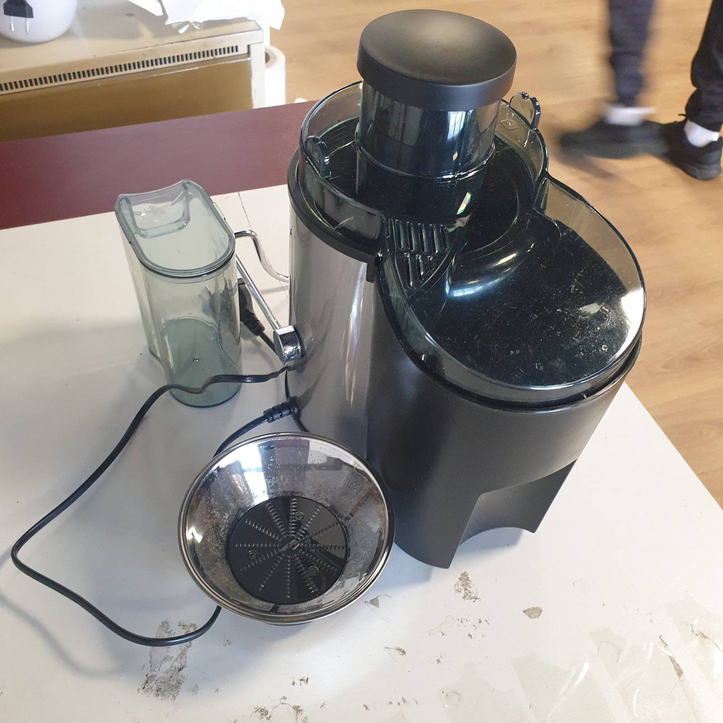 288357 - SEVERIN Shtrydhëse frutash ES 3566, presë elektrike për lëngje frutash dhe perimesh, çelik inox, enë mbledhëse 500 ml, e zezë