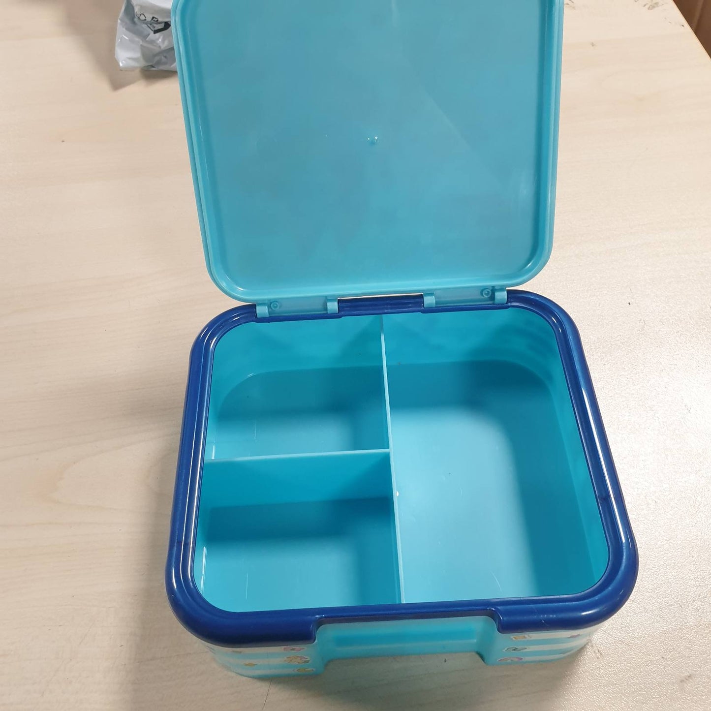 318400 - SANDUIÇERA E MADHE MULTIPLE SUPREMA BLUEY, DIMENSIONE: 30x25x10 cm, PESHA: 1.5 kg