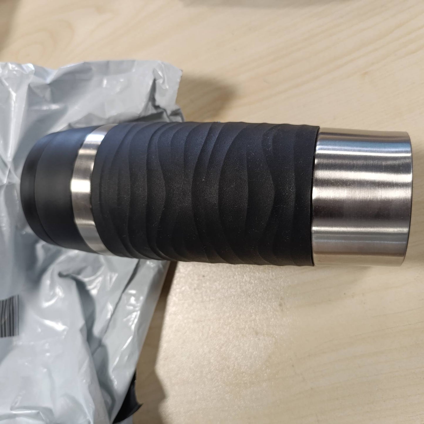 232634 - Emsa Travel Mug Wave – Termos 0.36 L prej çeliku inox, me kapak me vidhos, 100% kundër rrjedhjes, mban pije të ngrohta deri 4 orë dhe të ftohta deri 8 orë, i sigurt për larje në enëlarëse dhe me hapje 360°.