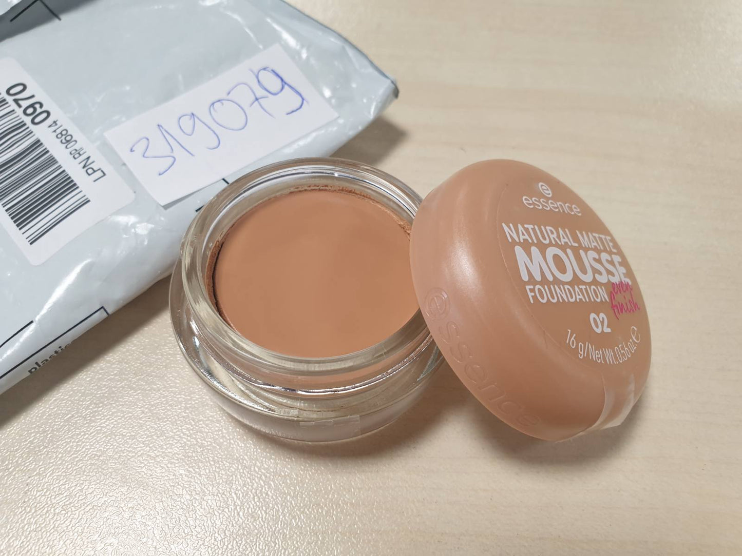 319079 - Fondatinë Shkumë Esence Natural Matte 02, Ngjyrë bezhë e ngrohtë, 16 g