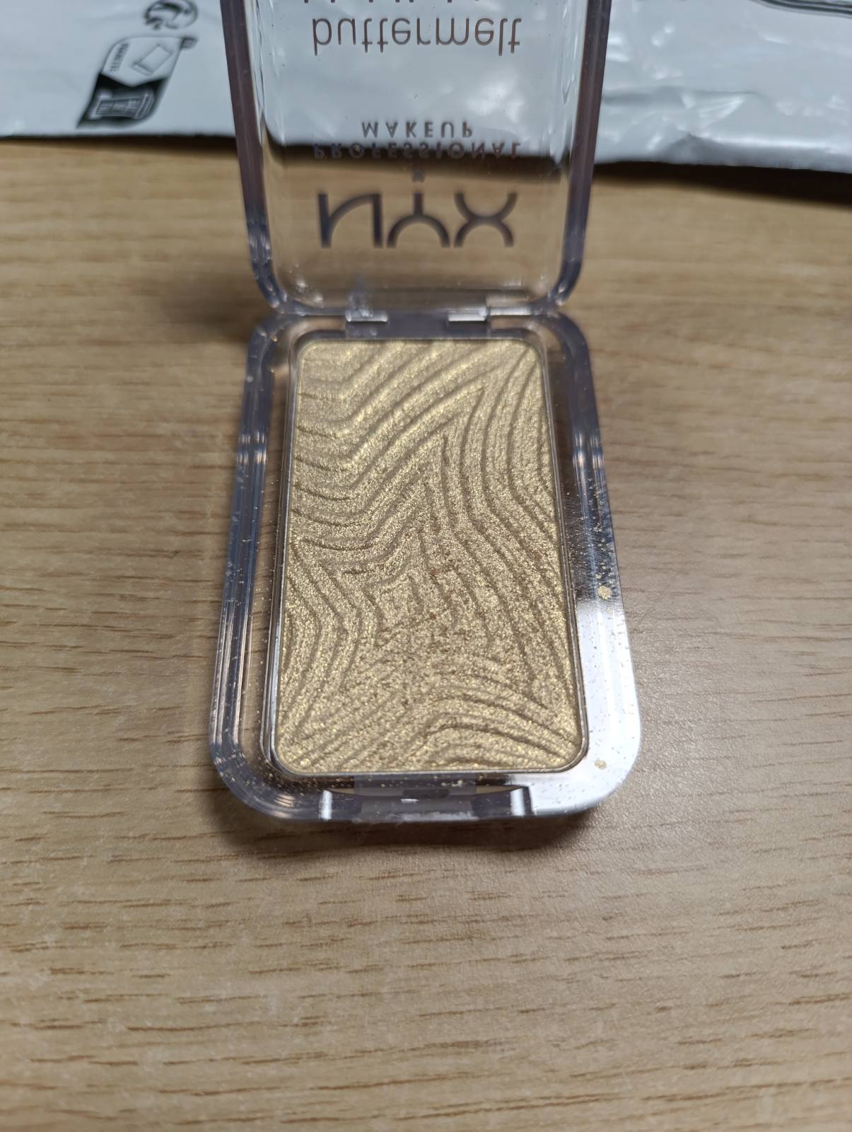 318260 - NYX Professional Makeup Highlighter Buttermelt, ngjyra: Butta Than Gold, teksturë e butë si gjalpë, me gjalpë shea, gjalpë mango dhe gjalpë bajamesh, vegan