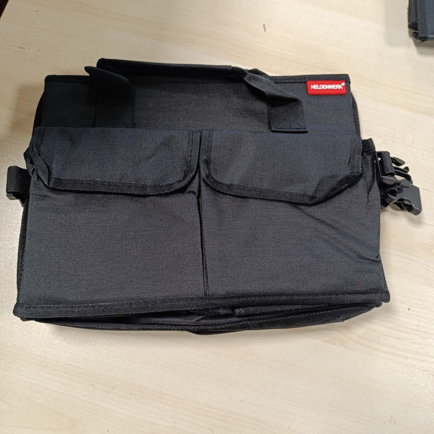209852 - HELDENWERK Organizues i Premium Bagazhit me Kapak, Material i Fortë, Jo-Rrëshqitës - Çantë e Madhe e Palosshme e Bagazhit të Makinës me Rafte të Dyfishta - Kutia për Organizimin e Bagazhit