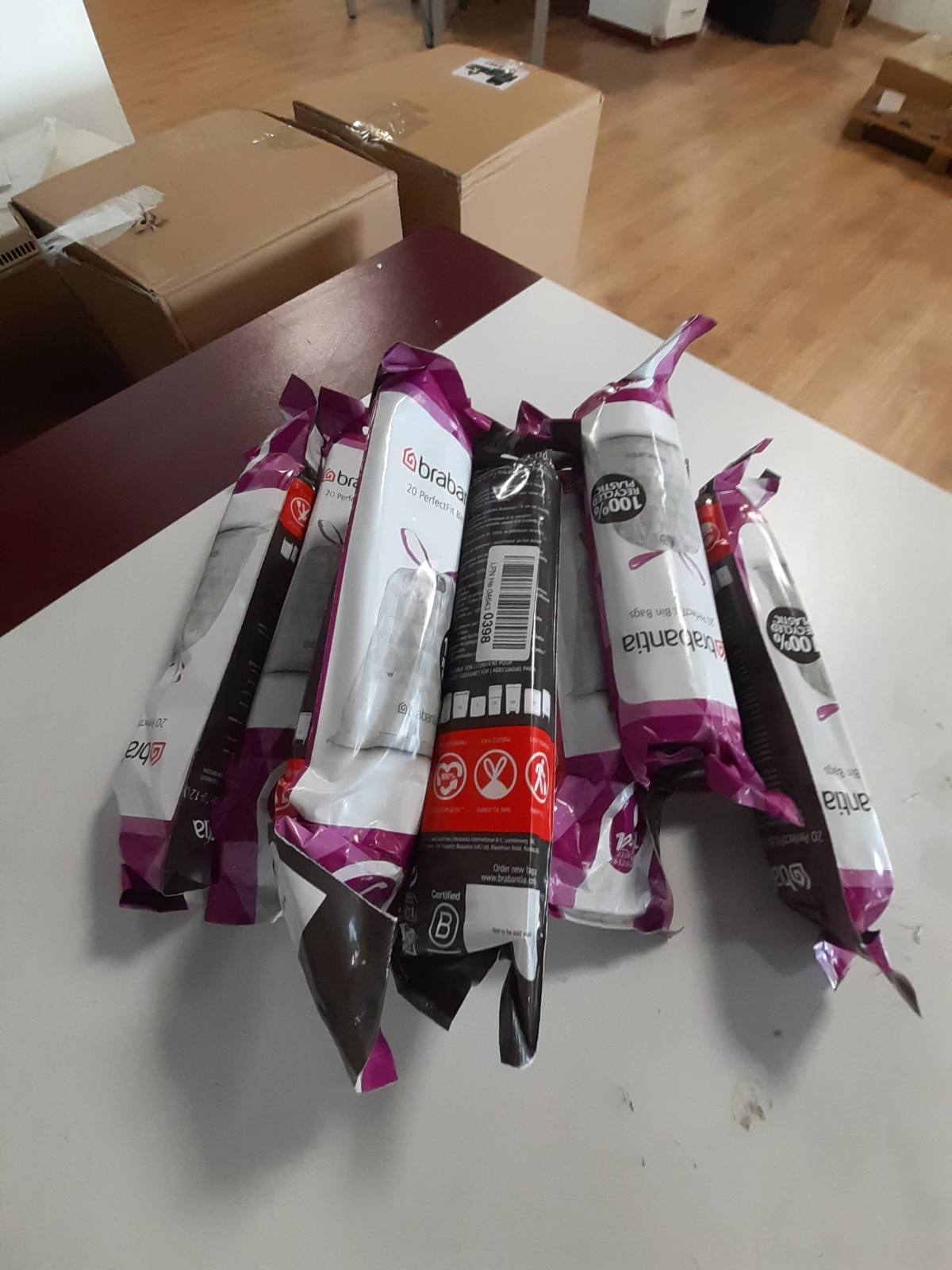 184188 - BRABANTIA PerfectFit - Qese Shumëpaketëshe Kod C/10-12 Litra, Ultra të Forta me Doreza Rrëshqitëse, 10 Rrotulla (200 Qese), Ngjyra e Bardhë, 137983