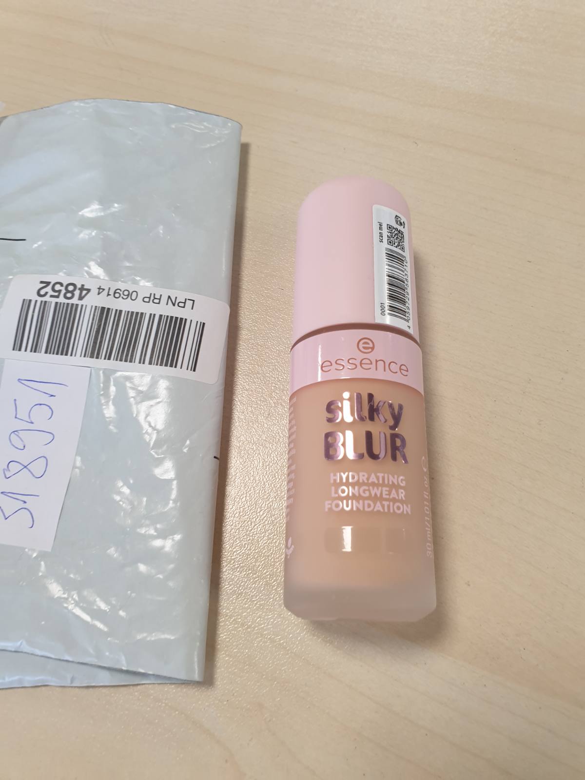 318951 - FONDATINË Hydrating Longwear essence Silky Blur 155, e lehtë, mesatare, 30 ml, mbulim mesatar, me ekstrakt dardhe me gjemba