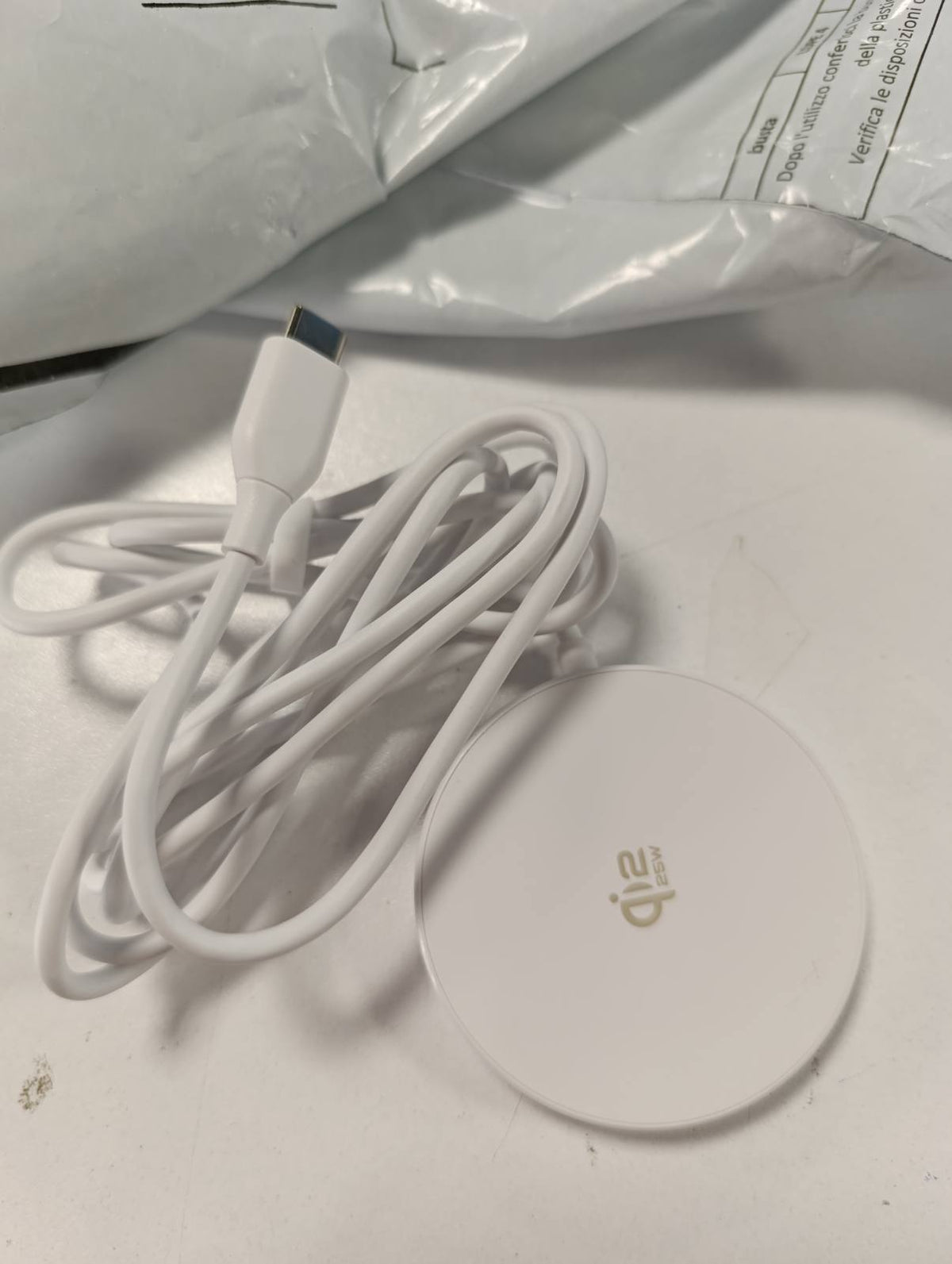 310188 - AMAZON BASICS Karikues pa tel 25W, i çertifikuar Qi2.2, i pajtueshëm me MagSafe për iPhone 17/16/15/14/13/12, i bardhë