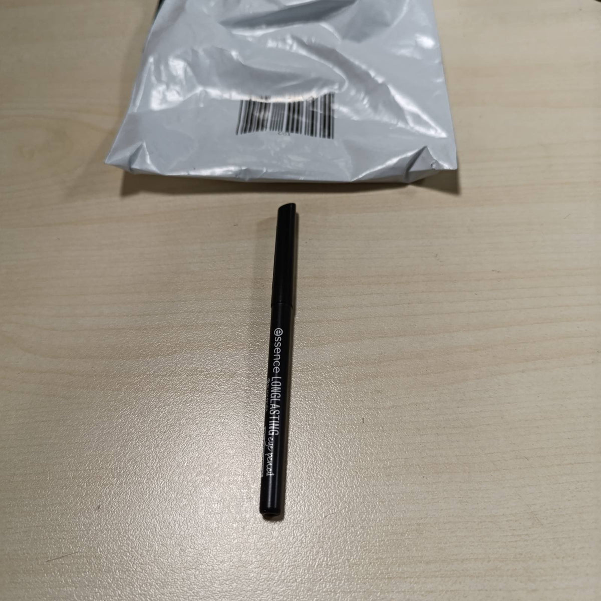 319247 - ESSENCE Laps syri LONG-LASTING 01 Black Fever me shkëlqim intensiv i papërshkueshëm nga uji