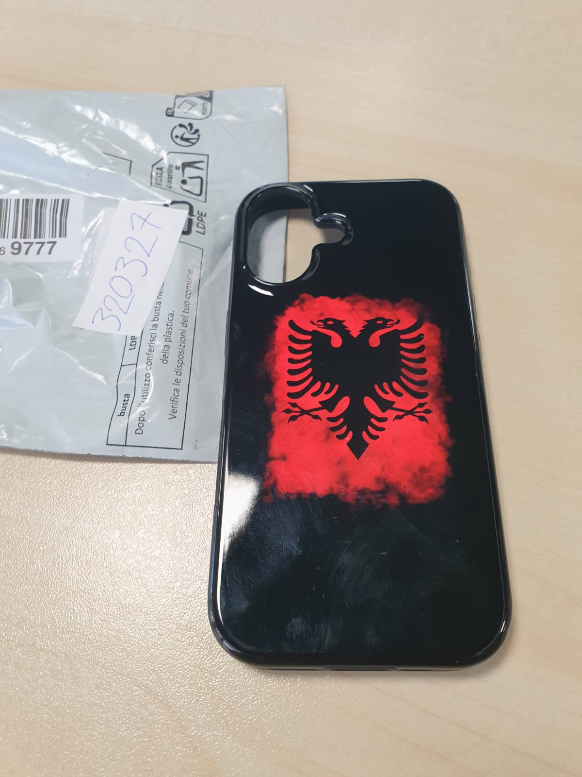 320327 - Mbështjellëse për iPhone 17 me flamurin shqiptar