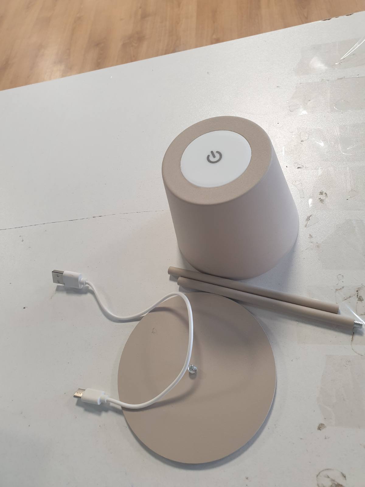 184977 - BRILONER - Llambë LED e Lëvizshme pa Tel me Prekje, USB-C, Funksionon me Bateri, Rregullueshme në Lartësi, Errësueshme, Përmban Llambë Leximi dhe Komodine, E Përshtatshme për Përdorim Jashtë, Madhësi 36x10.5cm, Ngjyra Bezhë