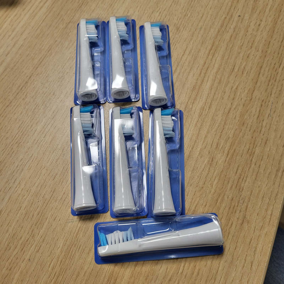 302101 - ORAL-B Koka Furçash Zëvendësuese Pulsonic Clean, të Bardha, Pako me 8 Furça
