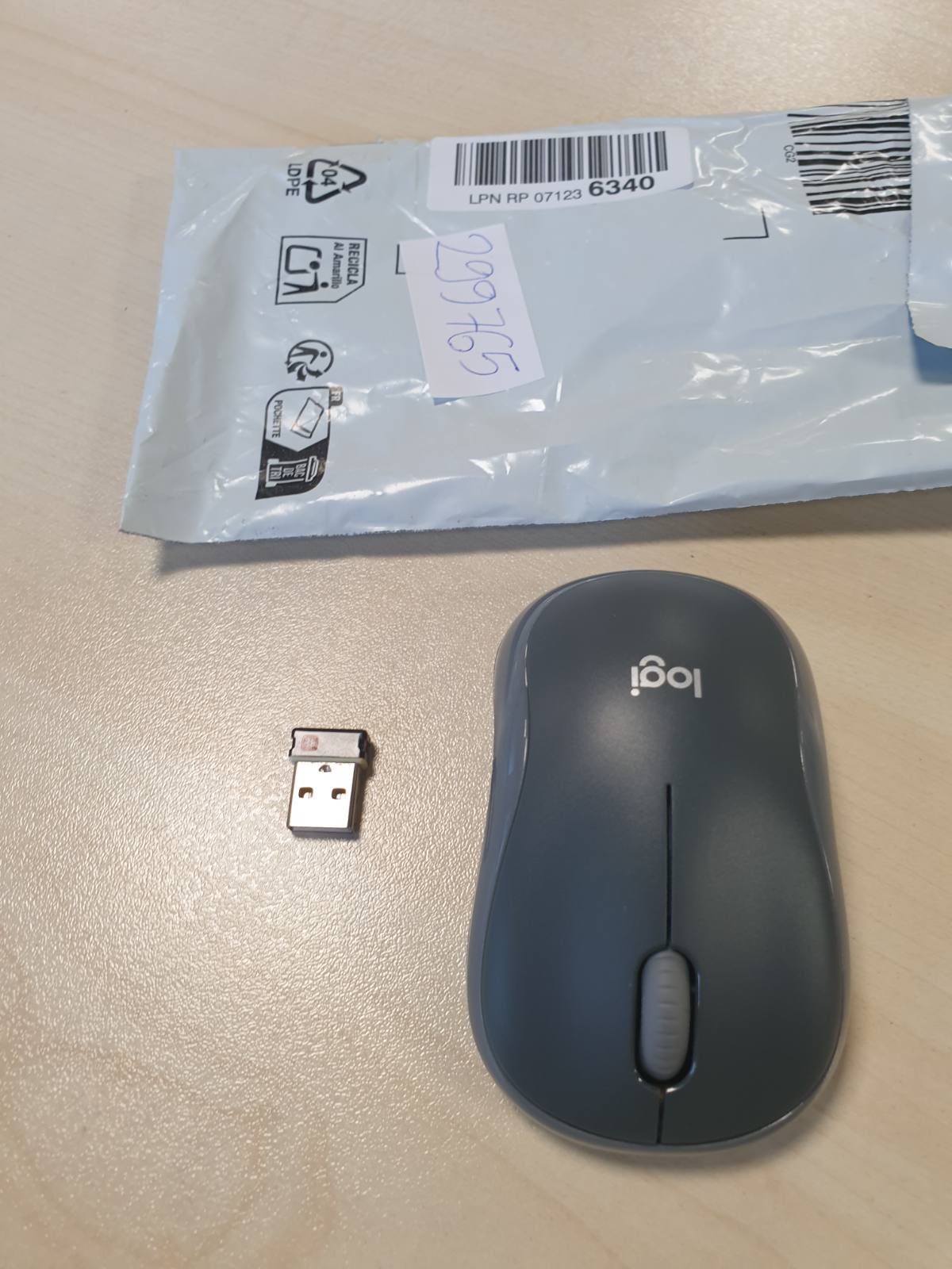 299765 - LOGITECH Maus pa tel M185, 2.4 GHz, marrës nano USB, jetëgjatësi baterie 12 muaj, gjurmim optik 1000 DPI, ambidextrous, i pajtueshëm me PC, Mac, laptop - gri