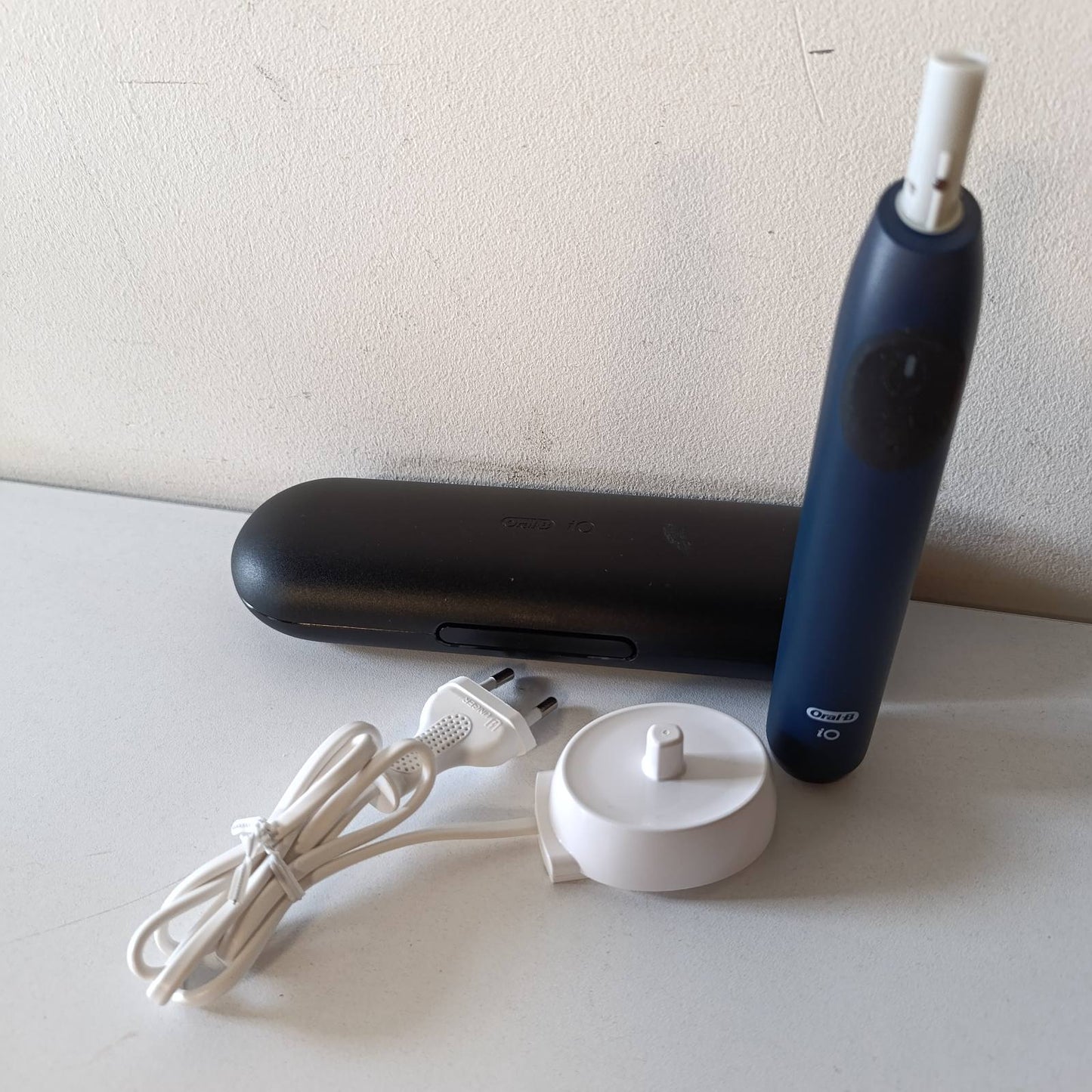 271143 - ORAL-B iO 2 - Furçë dhëmbësh elektrike blu, 1 kokë zëvendësuese, 1 kuti udhëtimi, e butë për mishrat e dhëmbëve, efektive kundër pllakës, sensor presioni