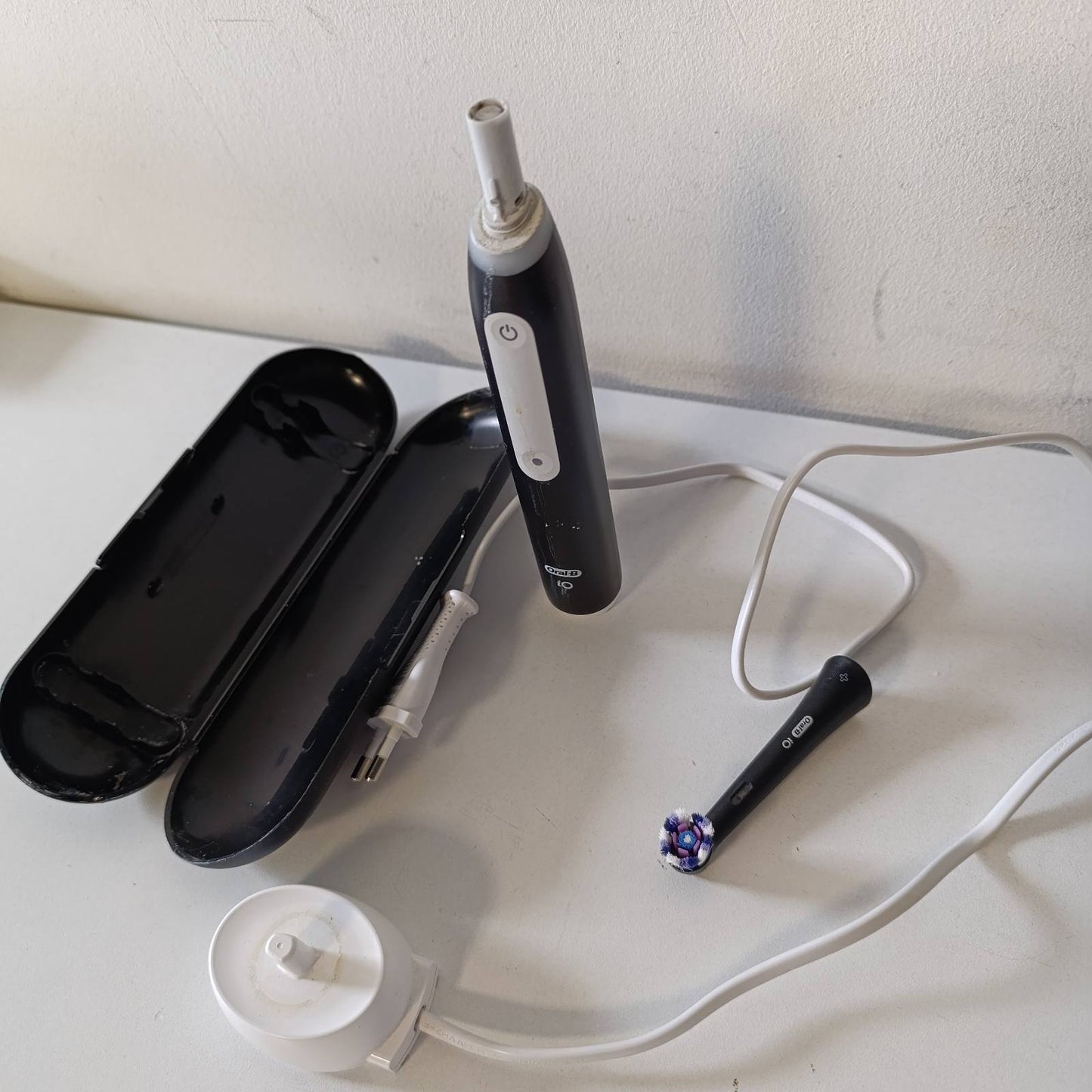 271039 - ORAL-B Furçë dhëmbësh elektrike iO 3, e zezë, 1 kokë zëvendësuese, e rikarikueshme, kuti udhëtimi + pastë dhëmbësh Oral-B Pro-Expert Sensitivity