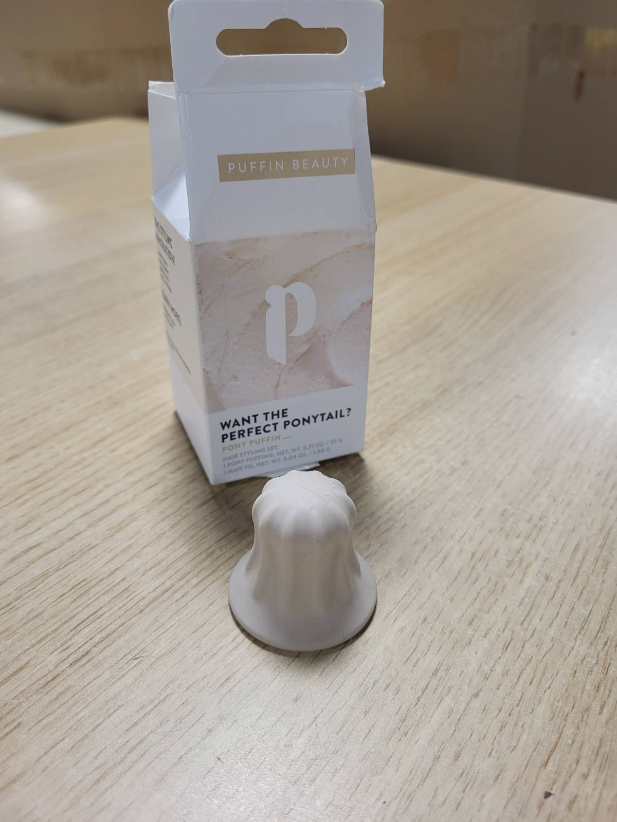 318619 - Pony Puffin Vanilla, për gërshetim perfekt plot vëllim dhe mbajtje, prodhuar në Gjermani, pa lateks dhe vegan, ngjyrë bezhë për flokët e çelët
