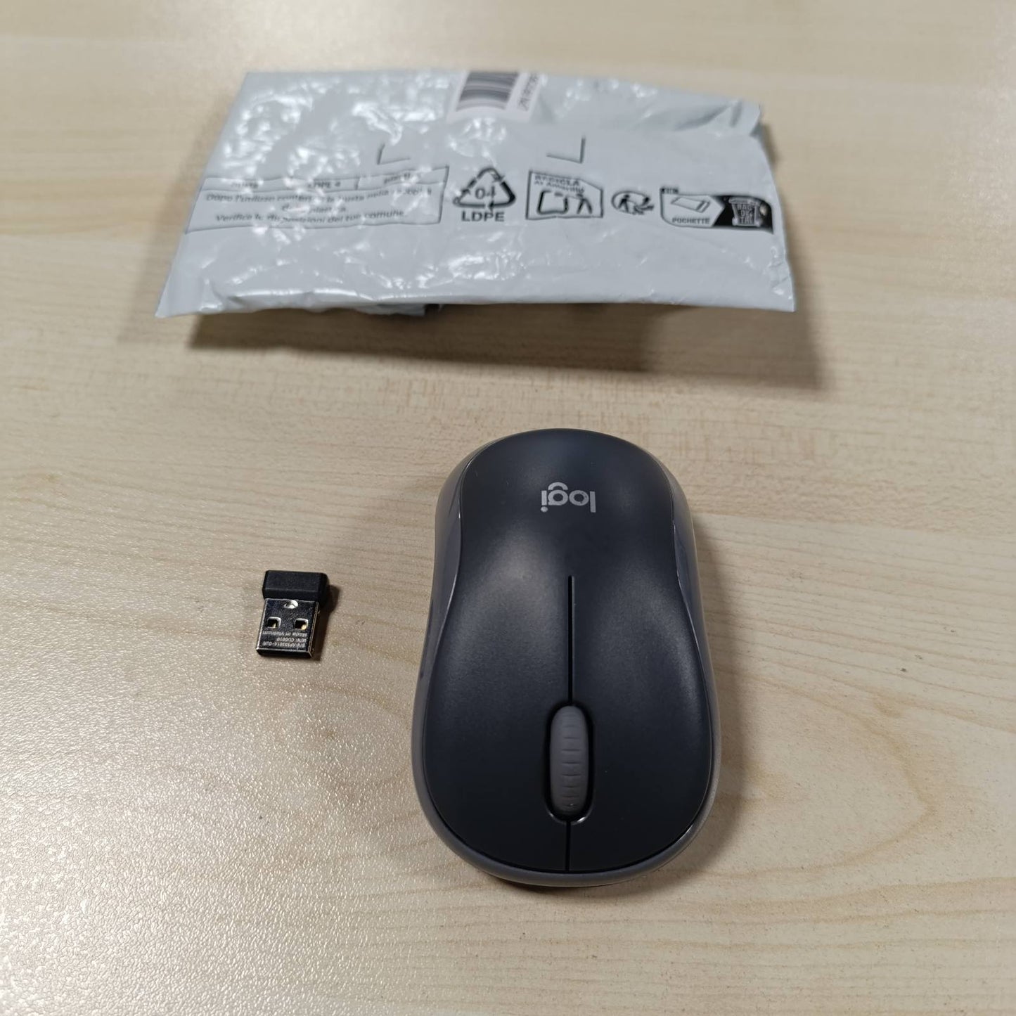 268919 - LOGITECH Maus pa tel M185, 2.4 GHz me marrës nano USB, jetëgjatësi baterie 12 muaj, gjurmim optik 1000 DPI, ambidextrous, i pajtueshëm me PC, Mac, laptop - gri