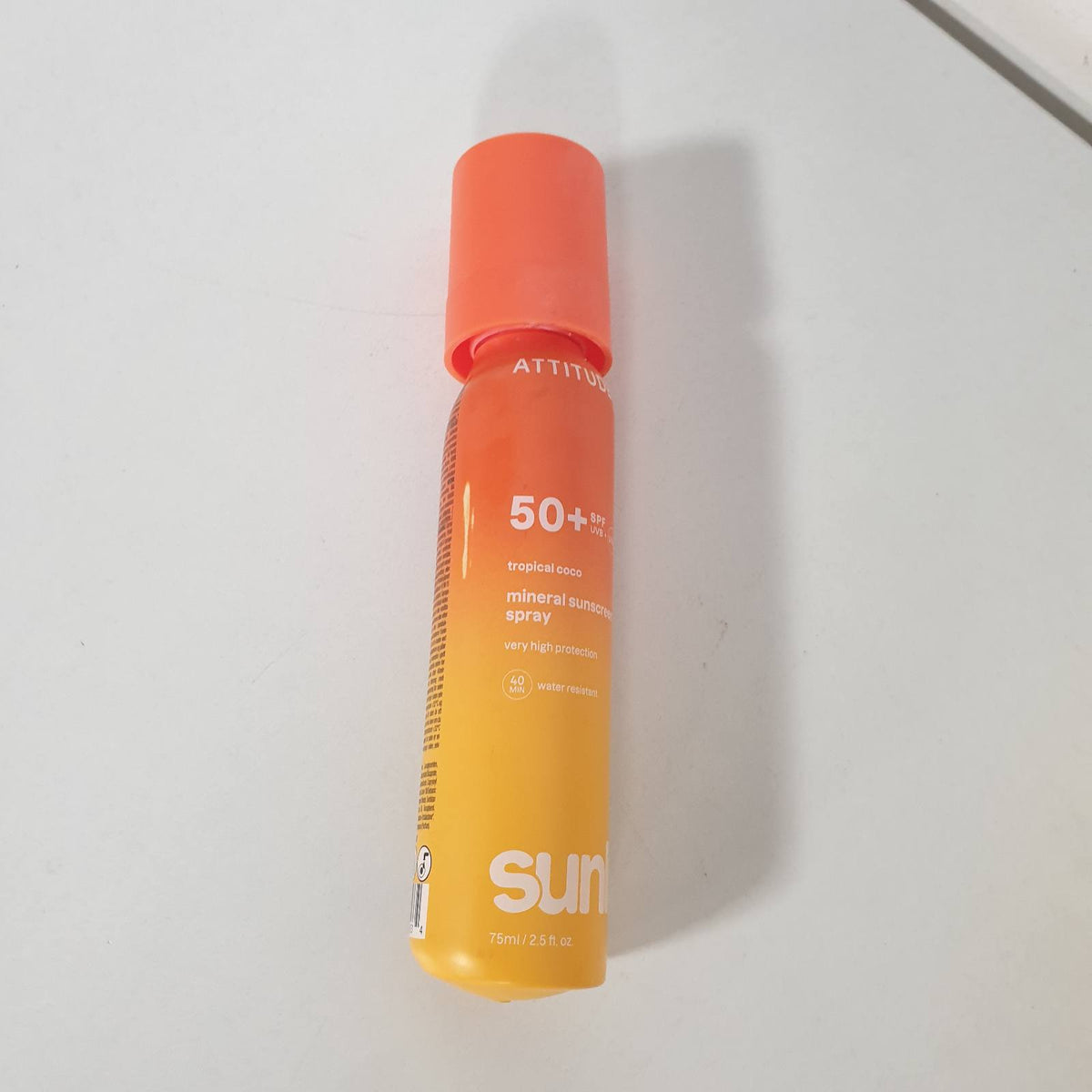 306129 - ATTITUDE Krem dielli mineral ultra i lehtë SPF 50, spektër i gjerë me oksid zinku, i verifikuar nga EWG, jo-nano, rezistent ndaj ujit, për fytyrën dhe trupin, vegan, me aromë kokosi tropikal, 80 g