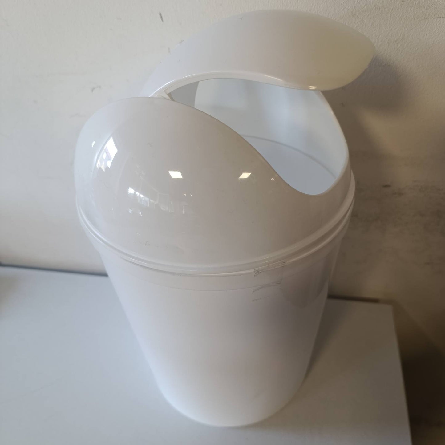 294426 - WENKO Kosh kozmetik me majë rrotulluese, 6L, plastikë e bardhë për banjo