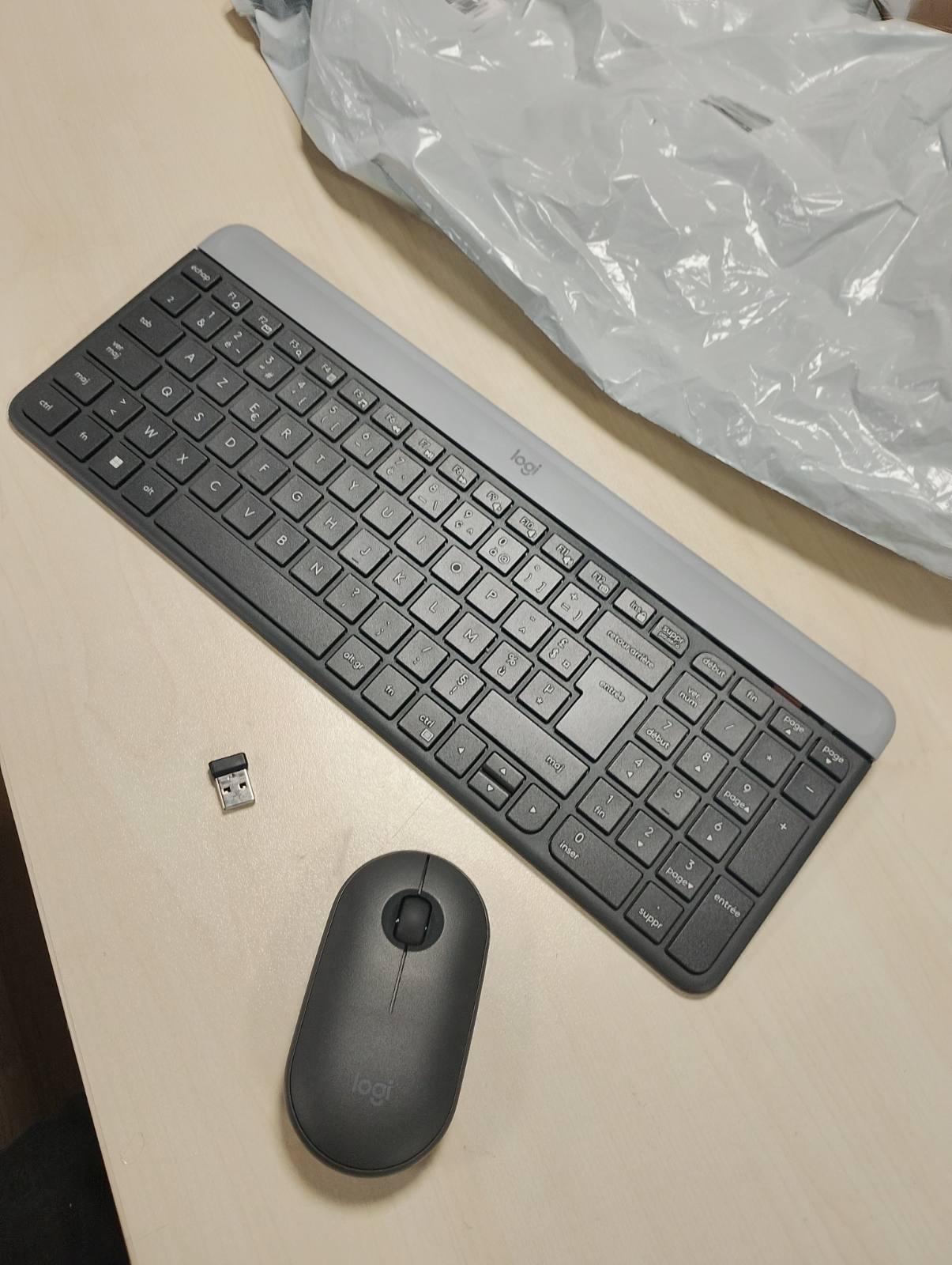 276469 - LOGITECH Kombinim Tastiere dhe Mausi pa Tel MK470, 2.4 GHz, Marrës USB, Ultra i Hollë, Maus Optik, Tastierë Franceze AZERTY, E Zezë