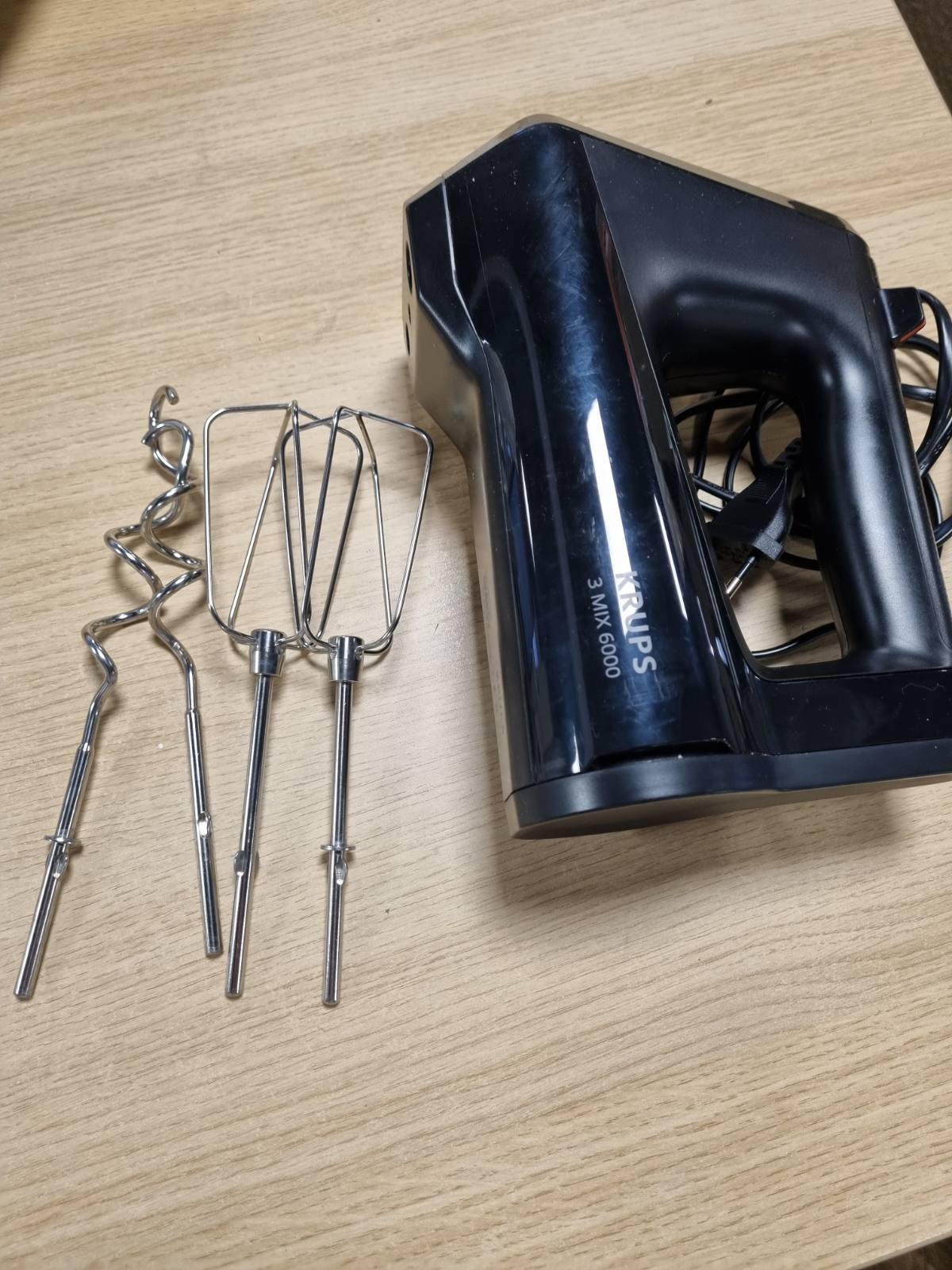 277371 - KRUPS Mikser dore 3MIX 6000, 600 W, Kontroll i saktë, Dorezë me prekje të butë, Kabllo e gjatë, Kontroll praktik i shpejtësisë, Duke përfshirë rrahëse dhe grepa brumi, i zi, GN6028