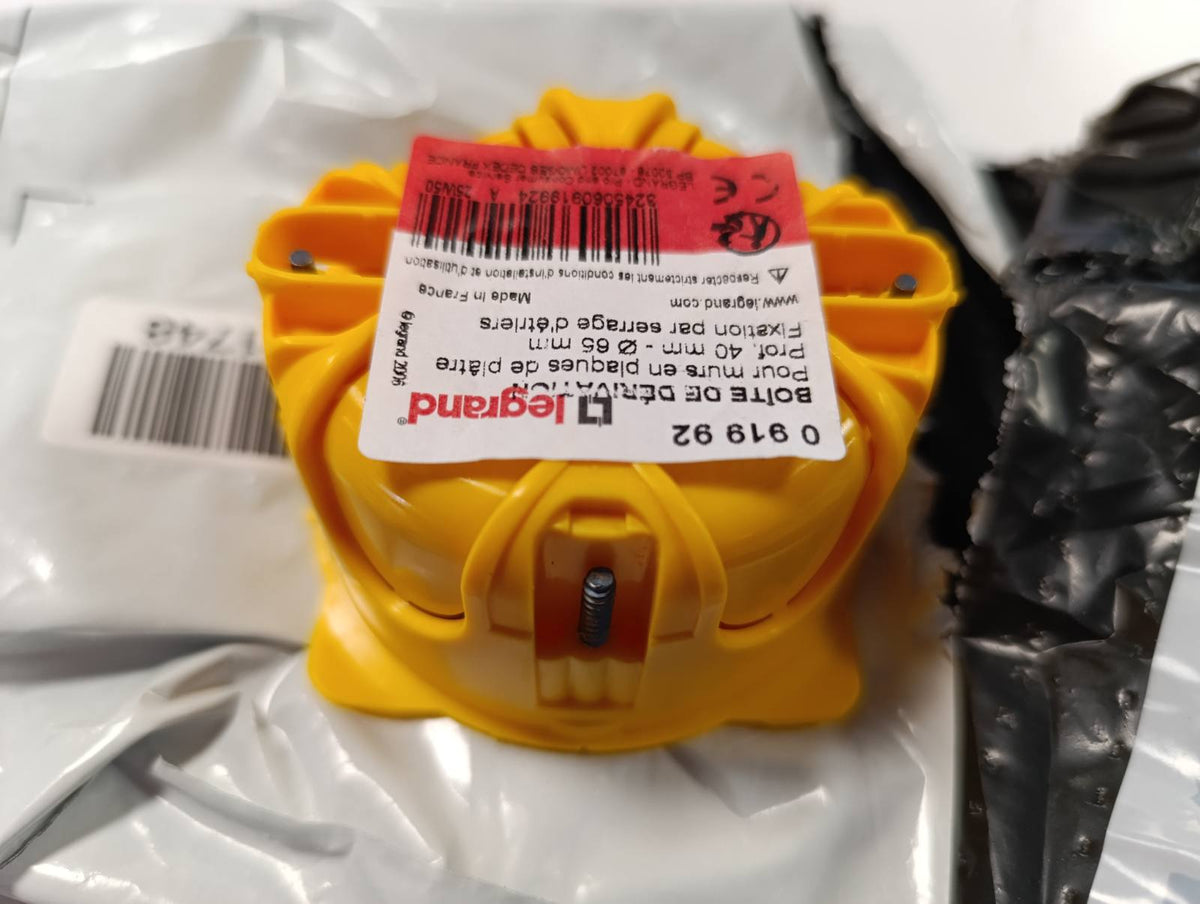 335483 - LEGRAND - kuti Bashkimi për Gips - 65, Thellësi 40 mm - me pllakë dhe vida